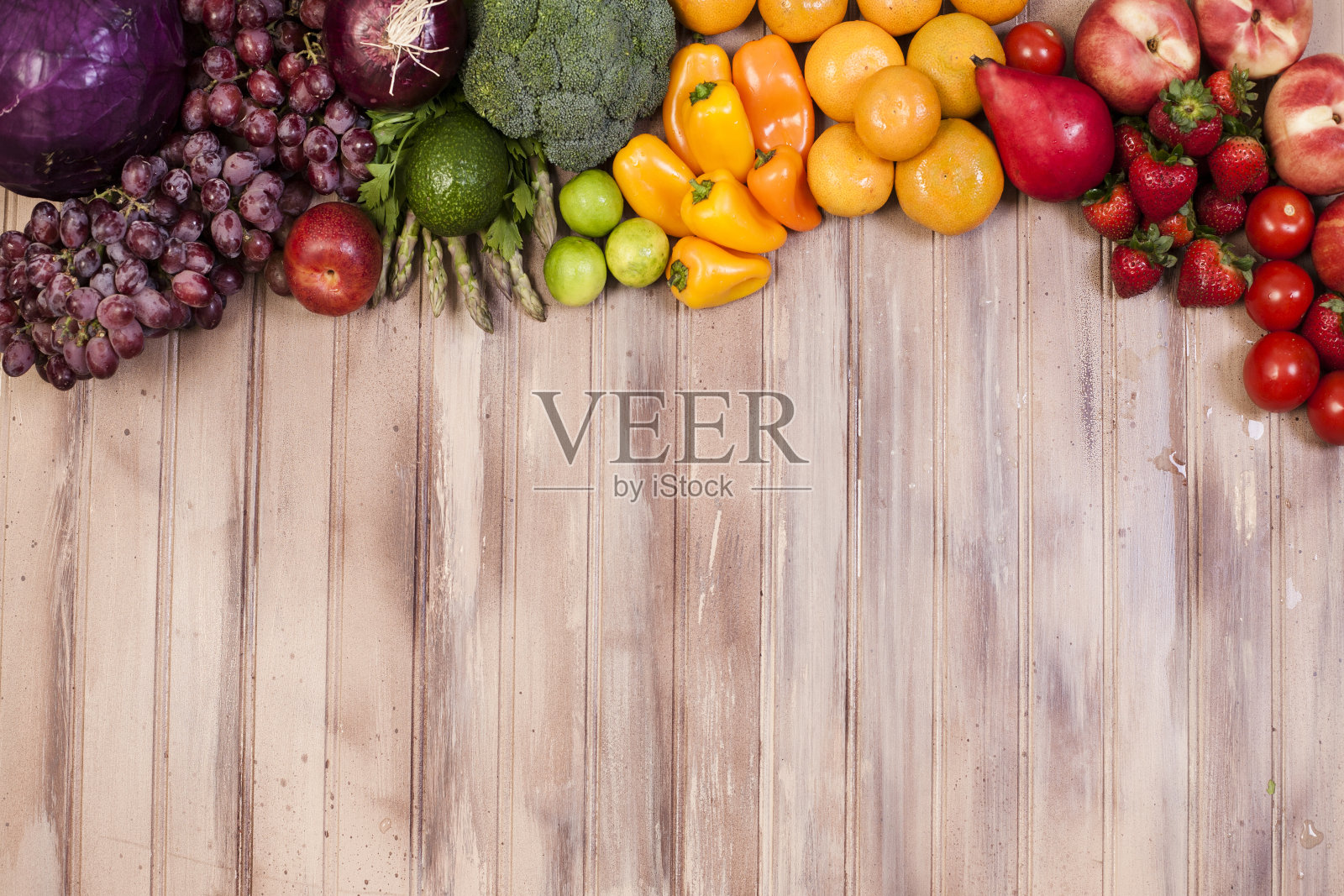 新鲜，有机色彩丰富的水果，蔬菜在质朴的木桌上。照片摄影图片