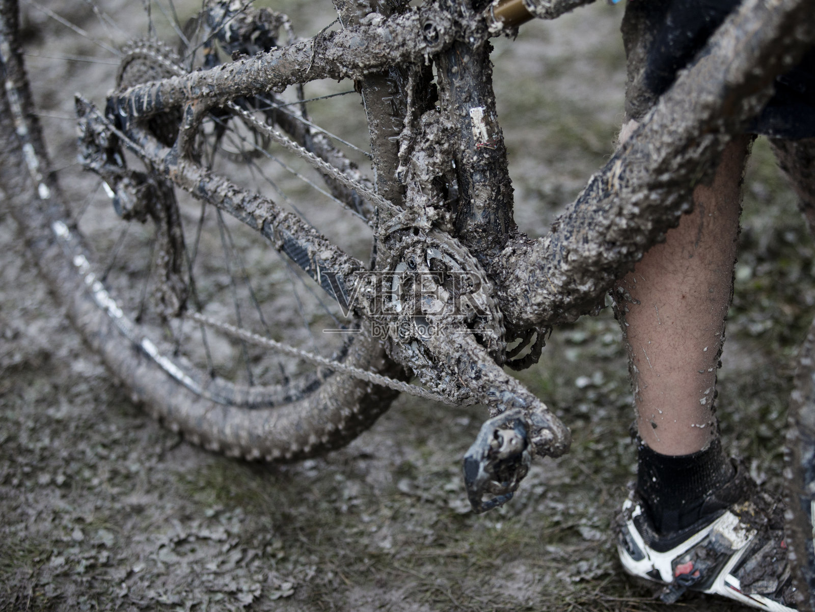 泥泞的山地自行车照片摄影图片