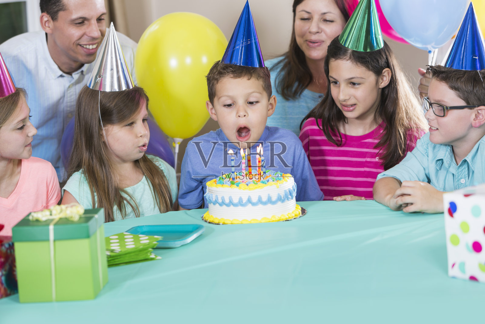 小男孩和蛋糕，家人，朋友在生日聚会上照片摄影图片