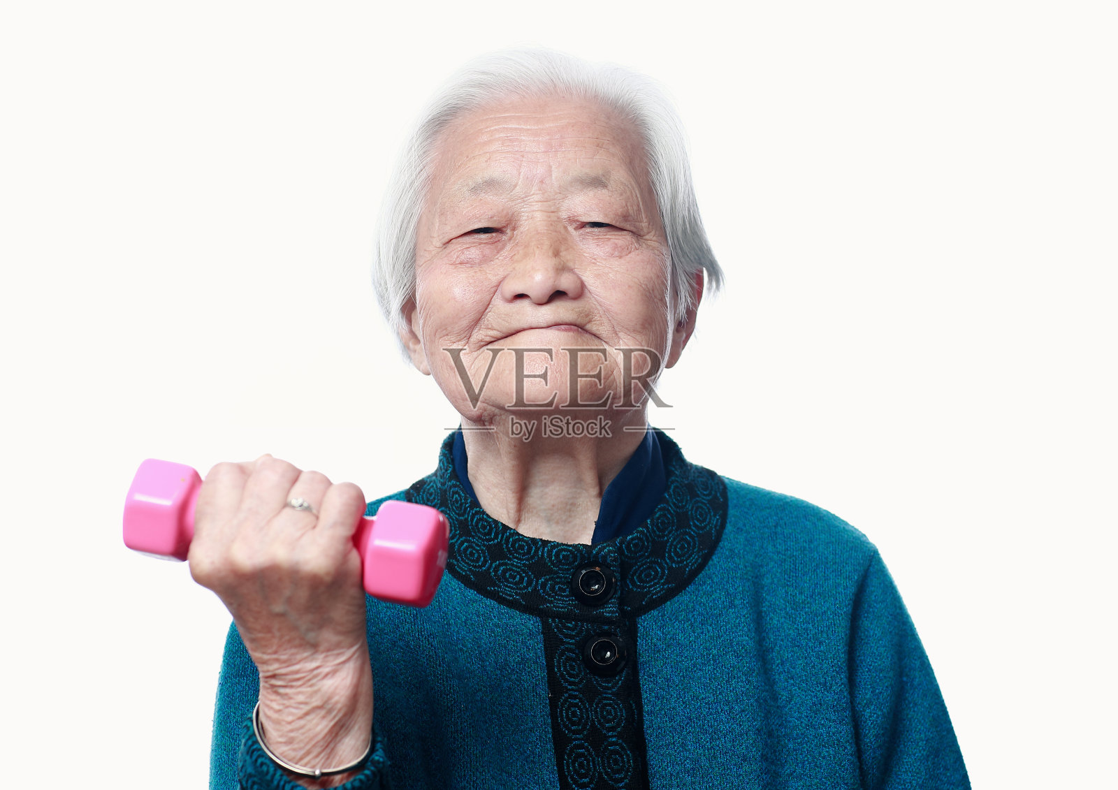 在家里用哑铃锻炼的老妇人照片摄影图片