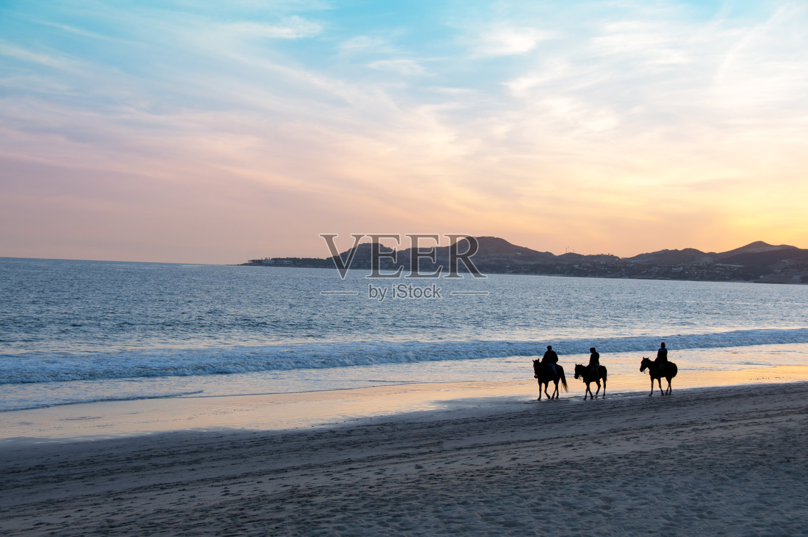 卡波圣卢卡斯附近的墨西哥日落与人和马照片摄影图片