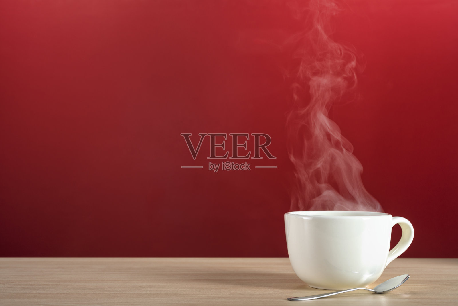 从一大杯咖啡或茶中冒出来的蒸汽照片摄影图片
