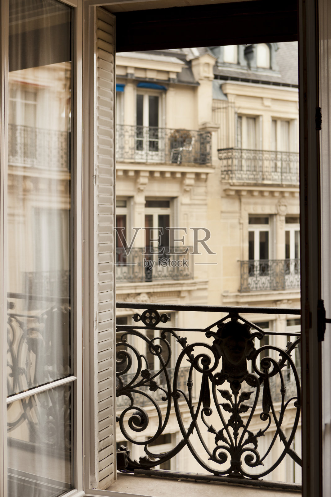 巴黎的落地窗阳台照片摄影图片