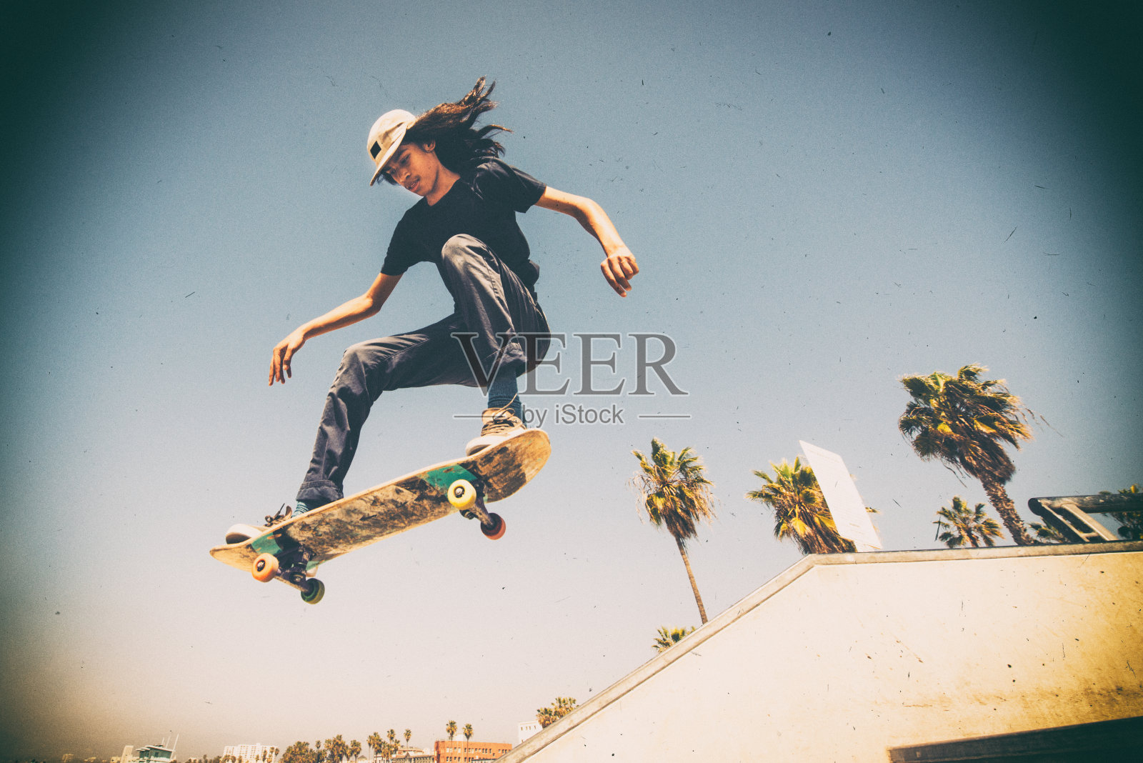 青少年滑板威尼斯海滩滑板公园在洛杉矶照片摄影图片