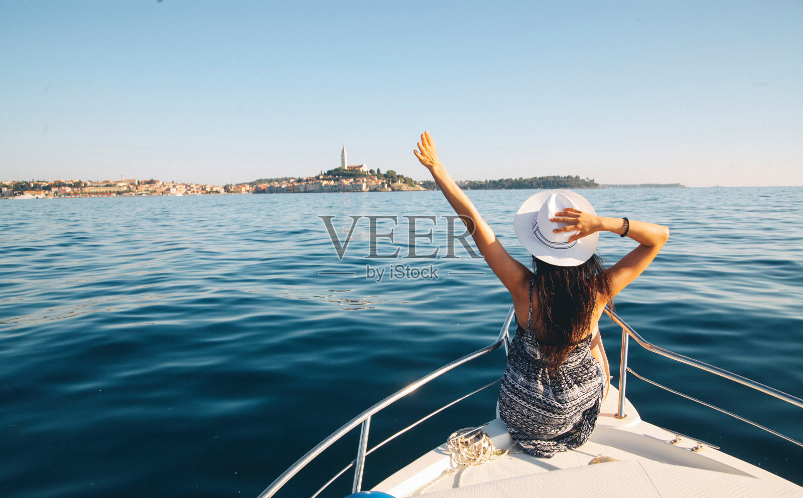年轻的褐发女子在船上享受夏日时光照片摄影图片