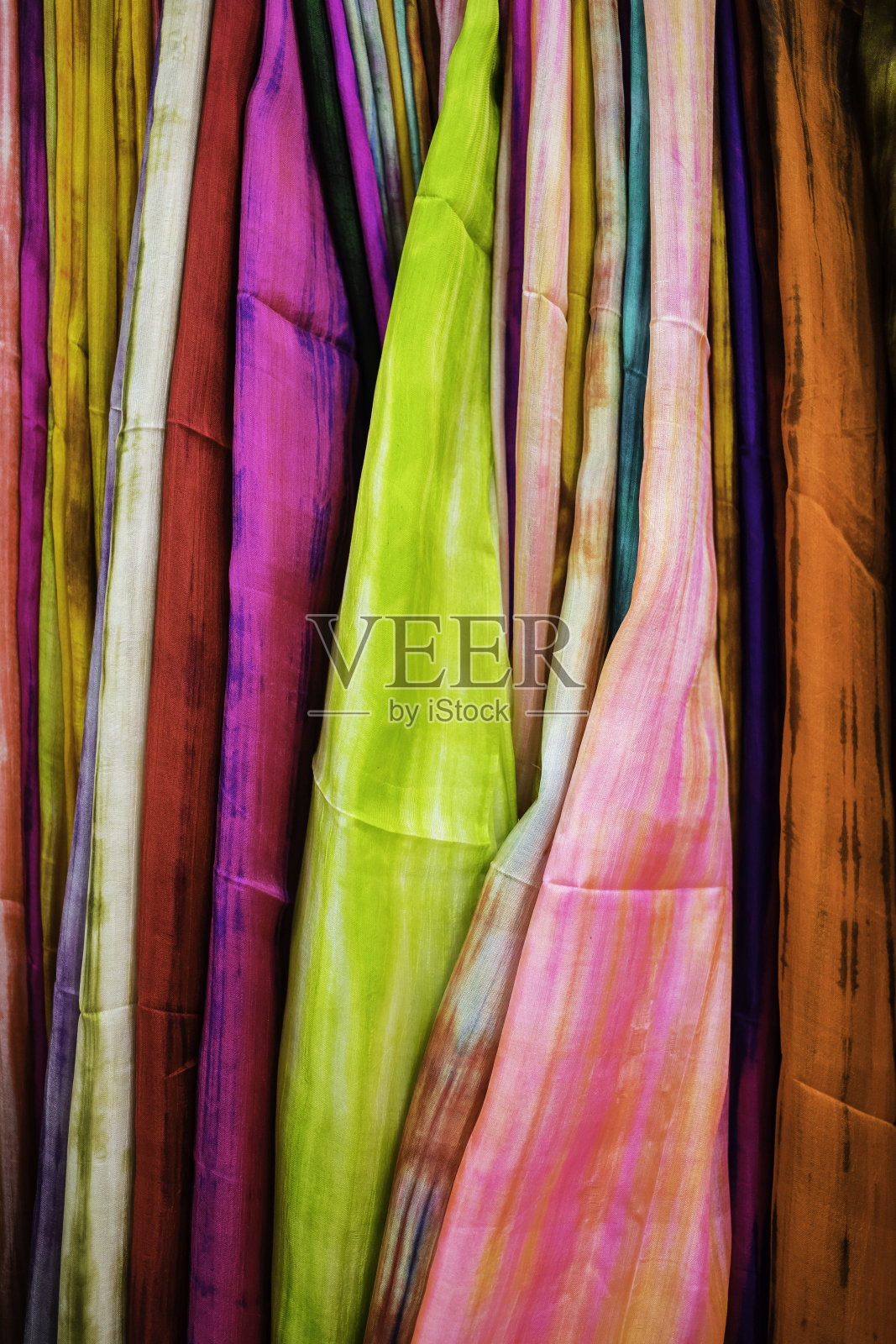 五颜六色的斯里兰卡围巾，衣服和纺织品照片摄影图片