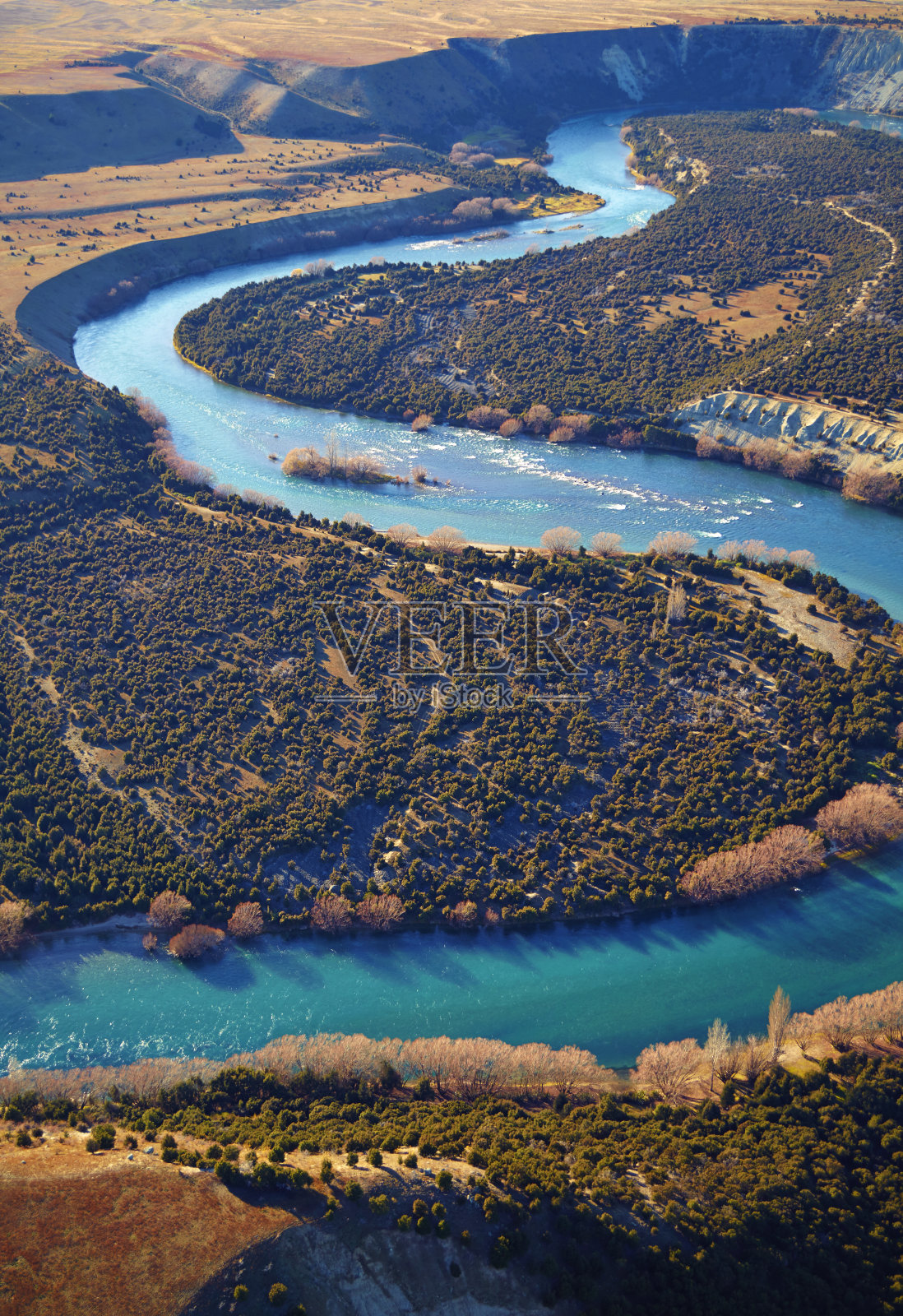 新西兰蜿蜒的克鲁萨河照片摄影图片