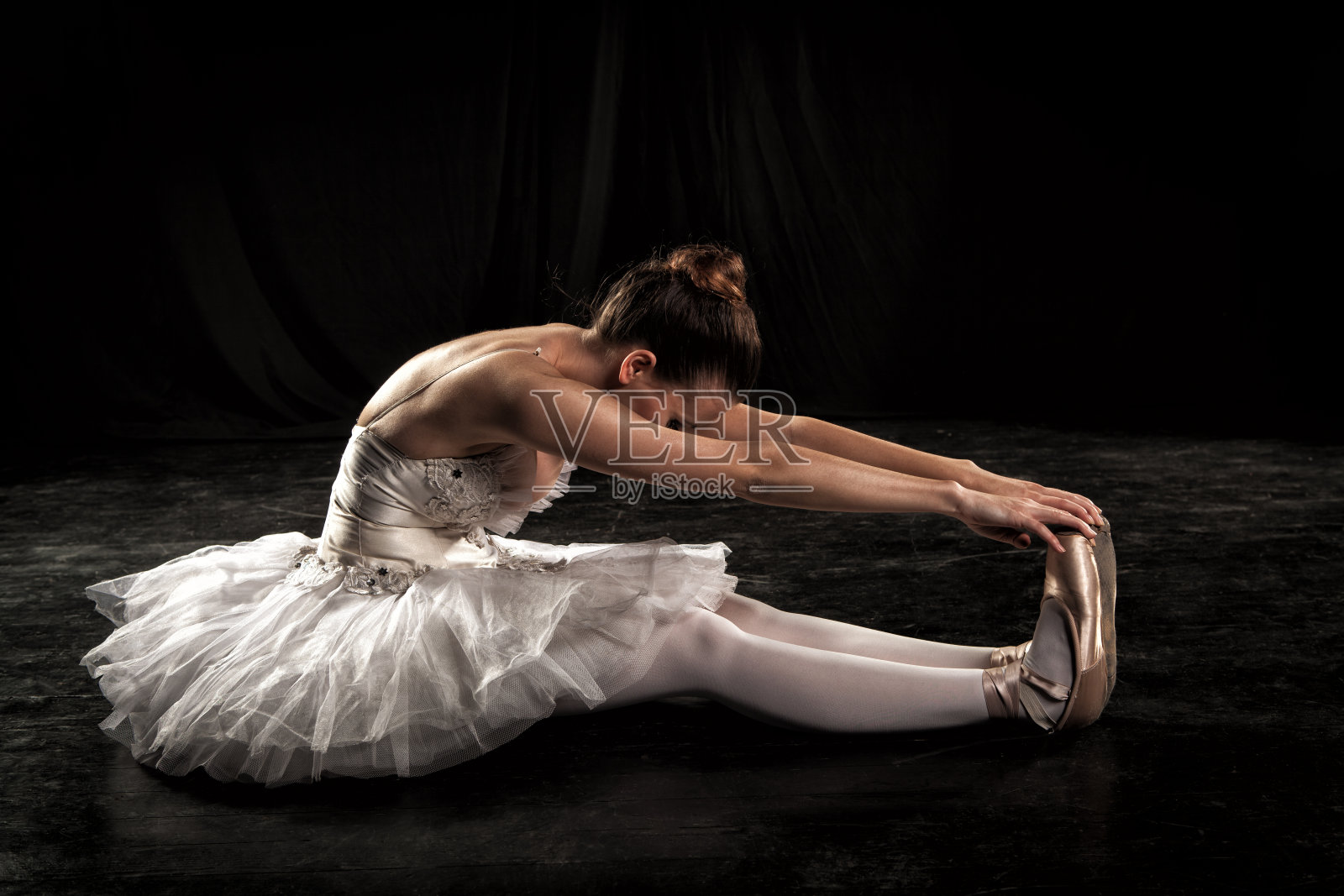 芭蕾舞演员在舞台上照片摄影图片