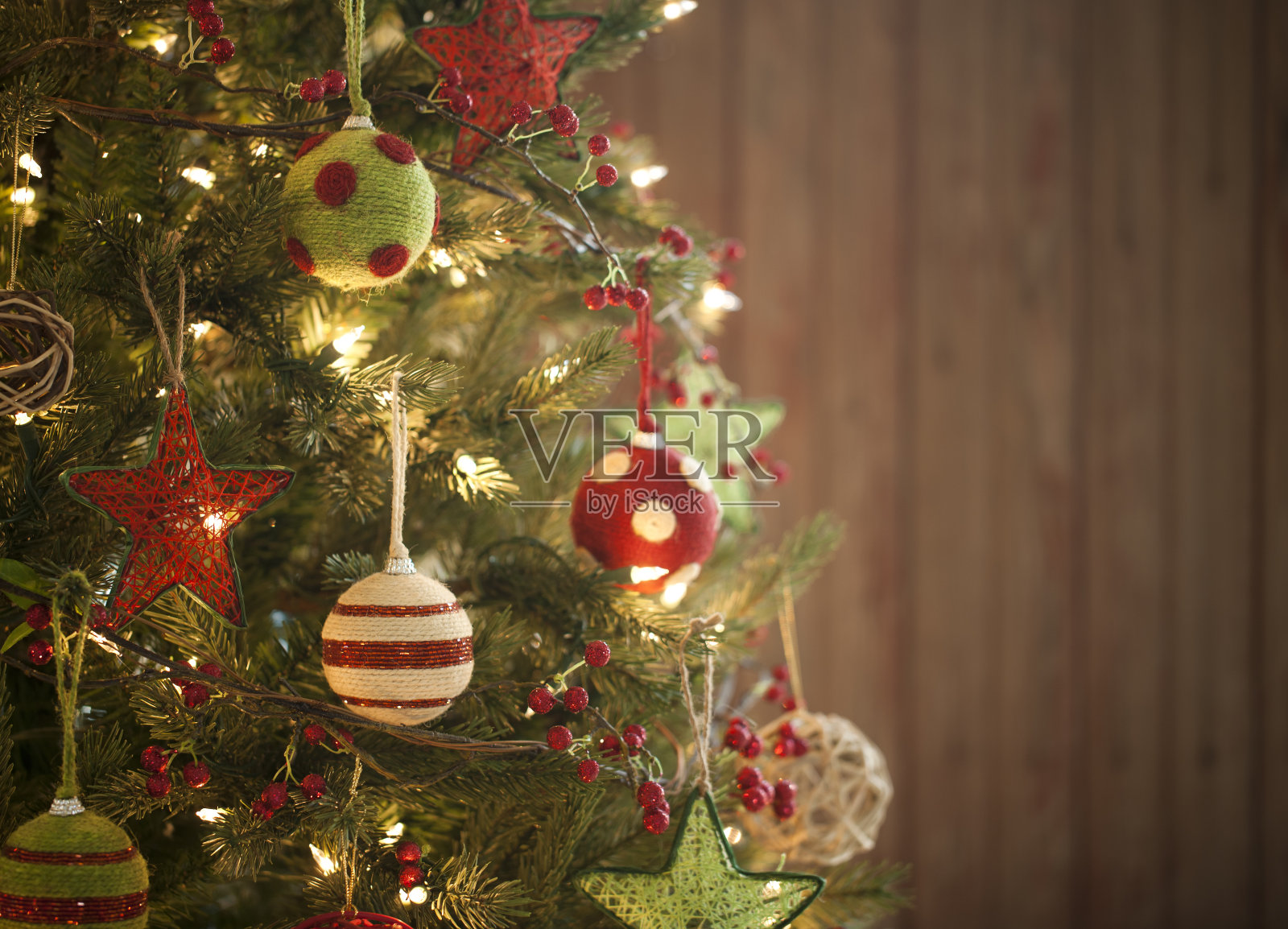圣诞假期环境友好的树，自然的装饰，木材背景照片摄影图片