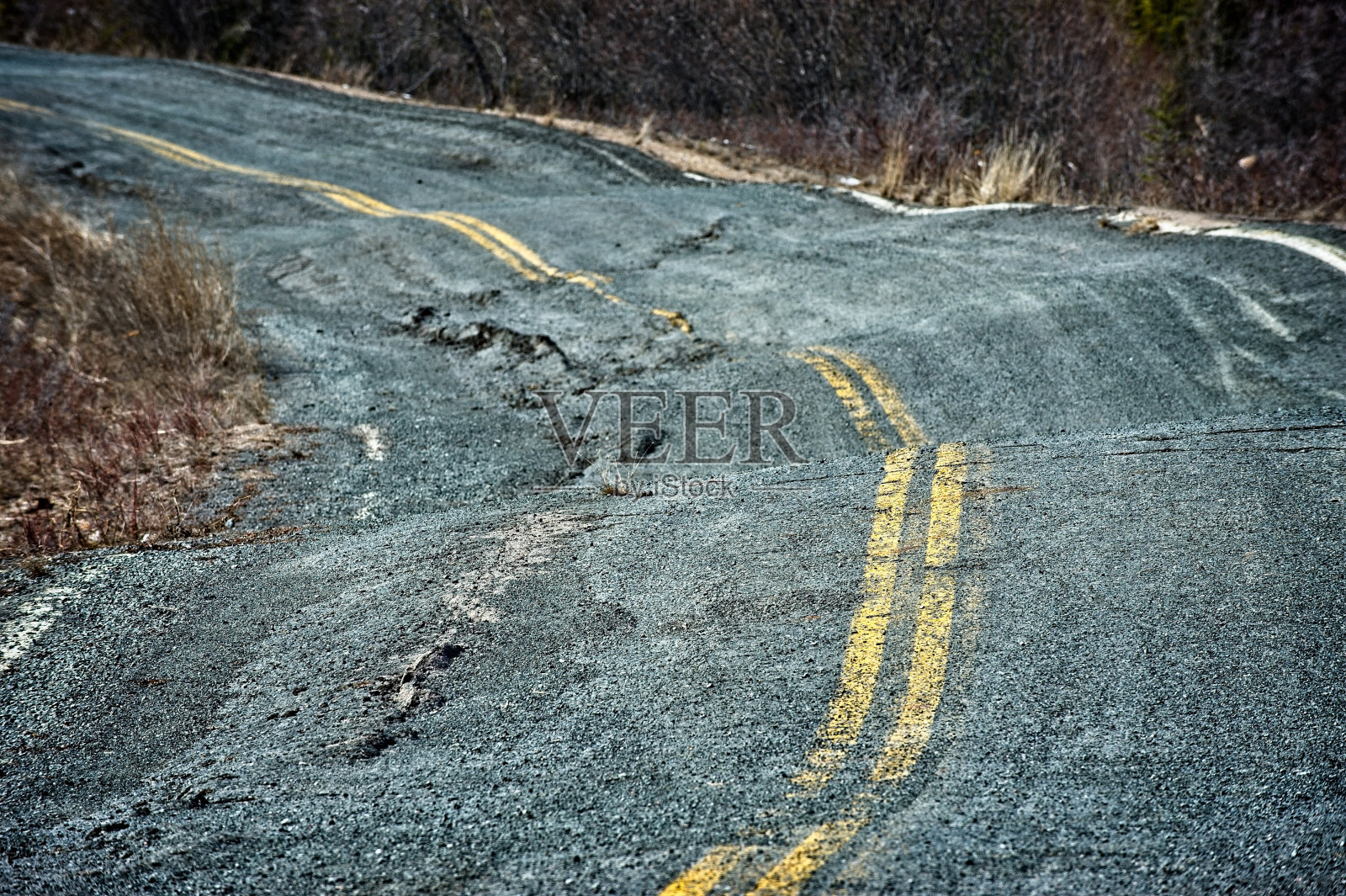 加拿大北极地区的冻土破坏了一条公路。照片摄影图片