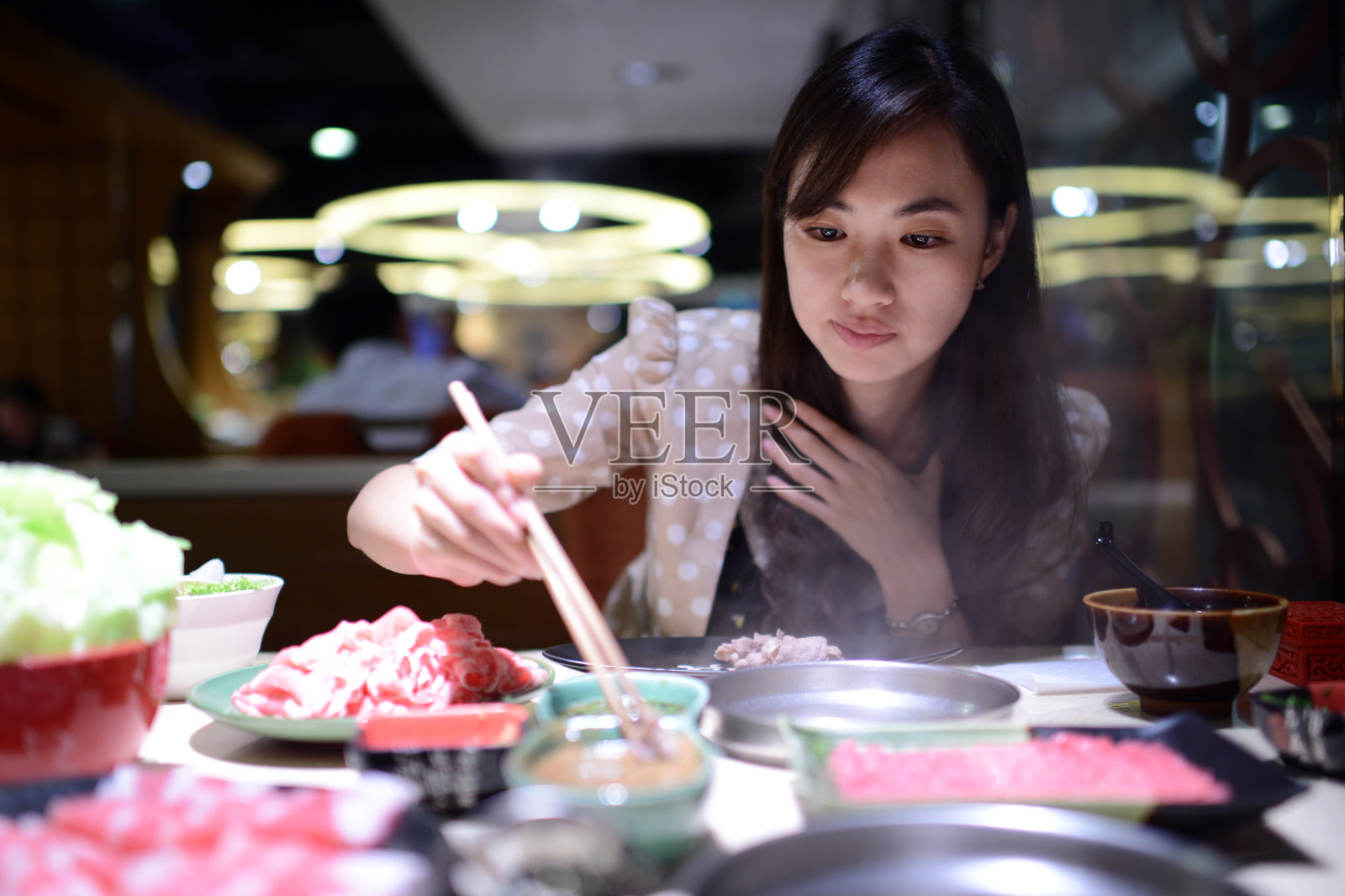 吃火锅的女人- XXXLarge照片摄影图片