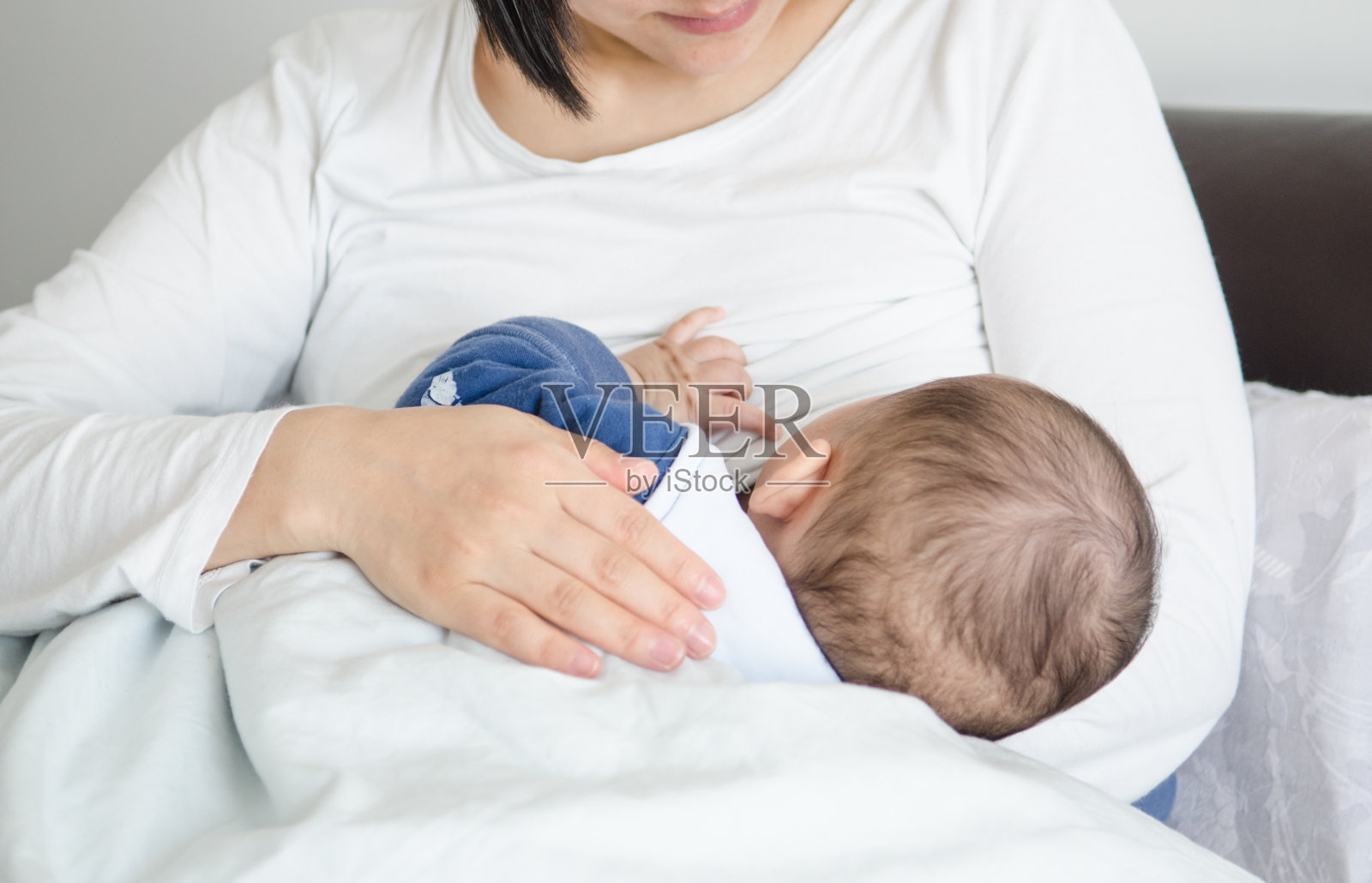 母乳喂养婴儿的妇女照片摄影图片