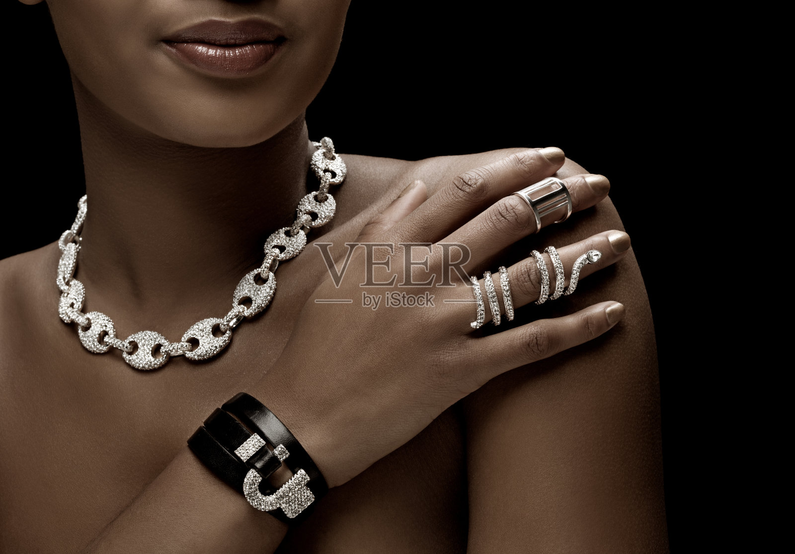 特写的黑人妇女戴着奢侈的银饰照片摄影图片