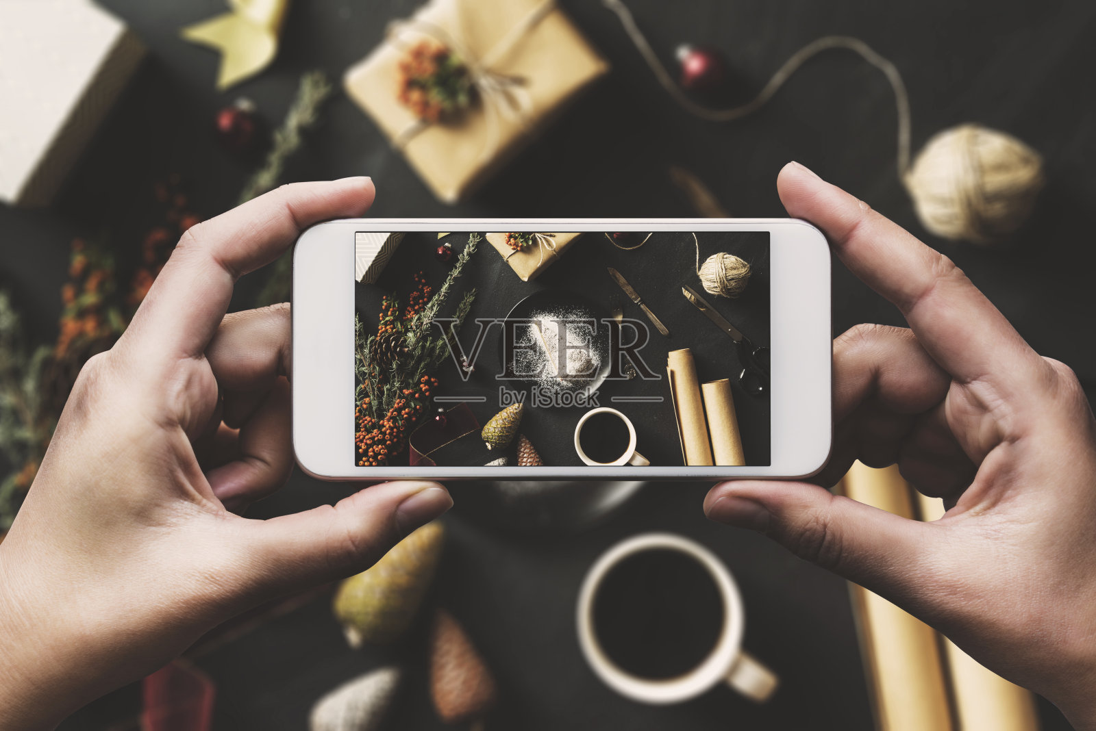 手用智能手机，分享圣诞平躺在社交媒体上照片摄影图片