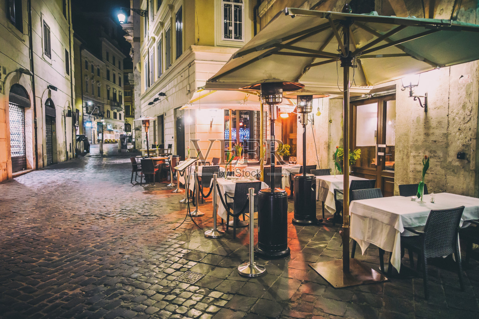 空罗马餐厅餐桌夜装饰照片摄影图片