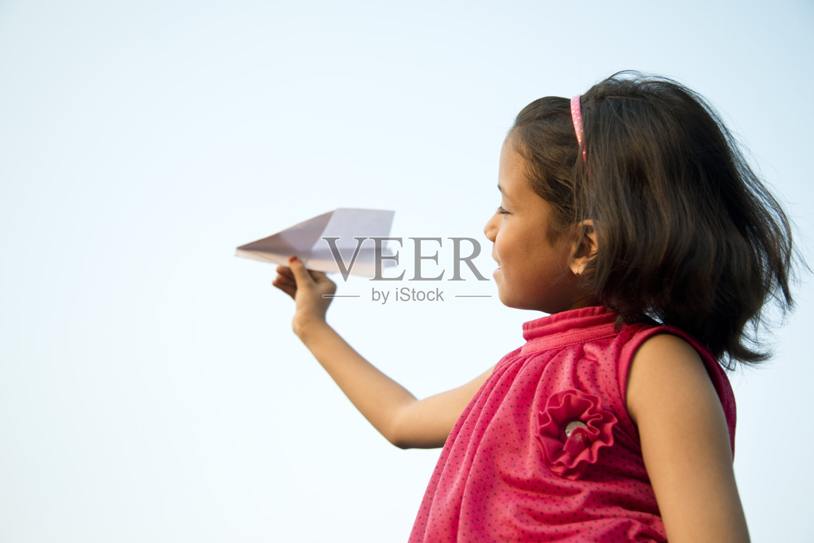 女孩扔纸飞机照片摄影图片
