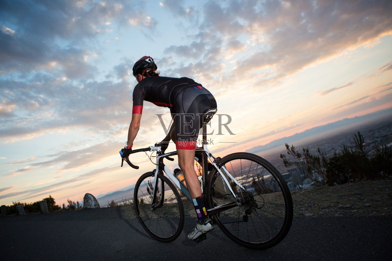 女自行车手赶着日出照片摄影图片