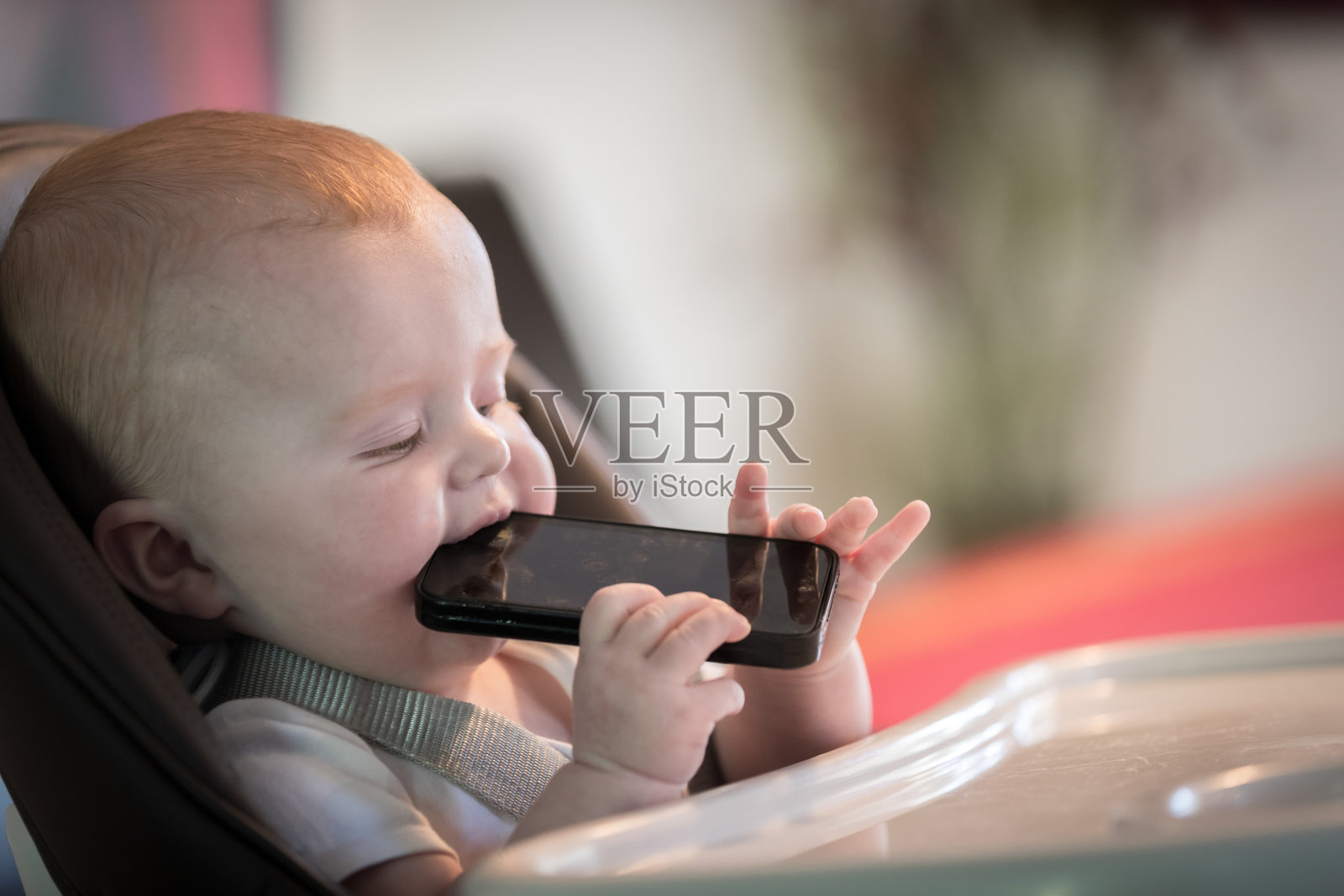 婴儿咀嚼手机照片摄影图片