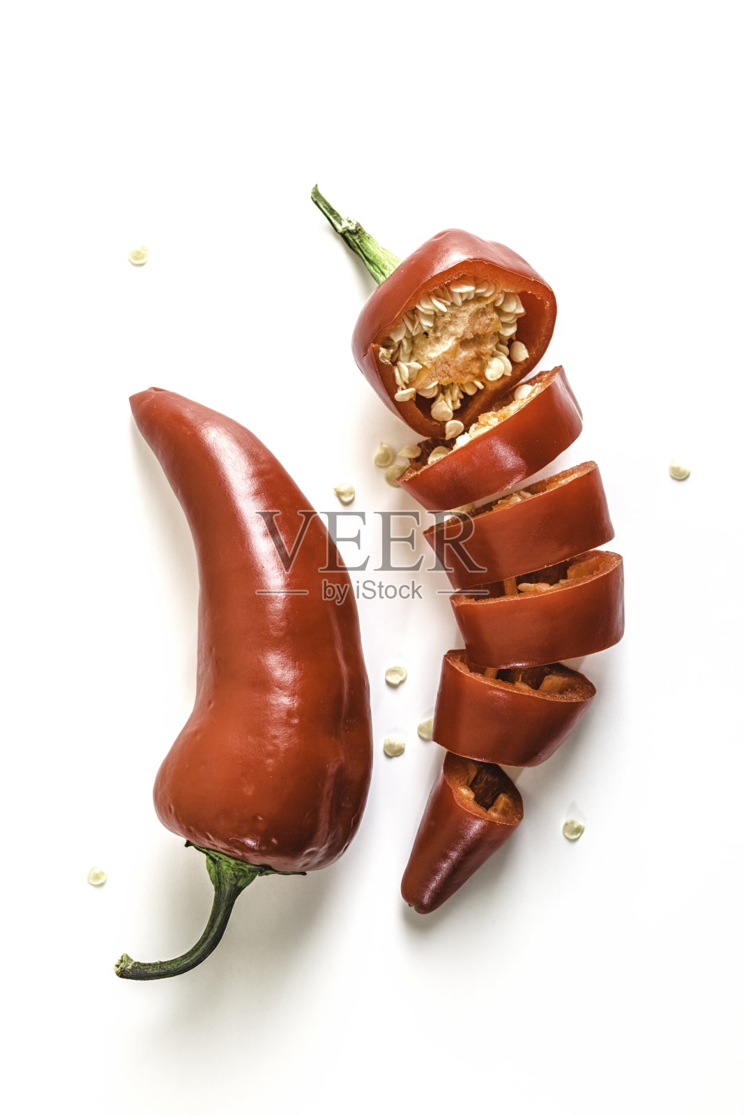 红辣椒切片在白色的背景照片摄影图片