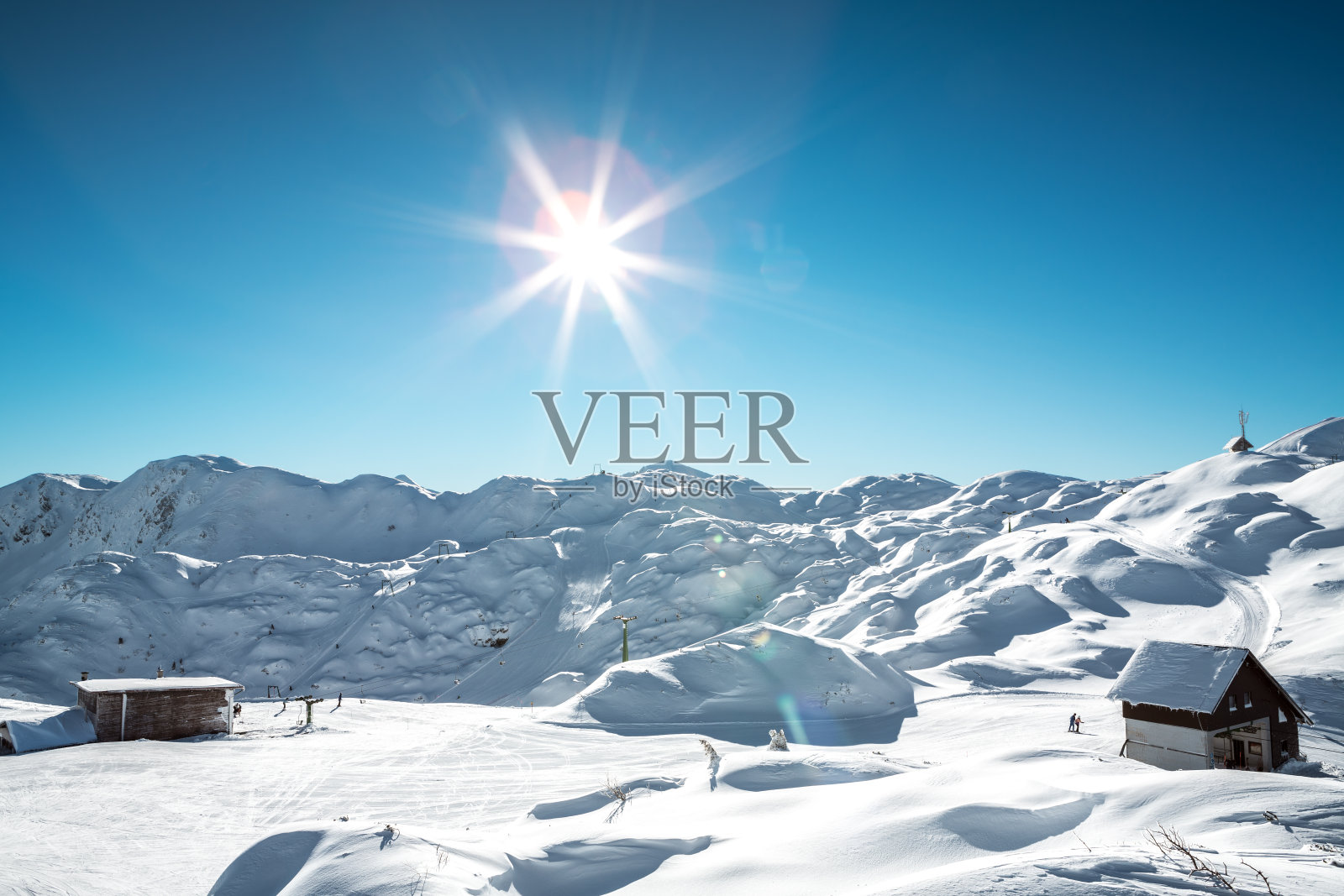 田园诗般的冬日里的滑雪道照片摄影图片