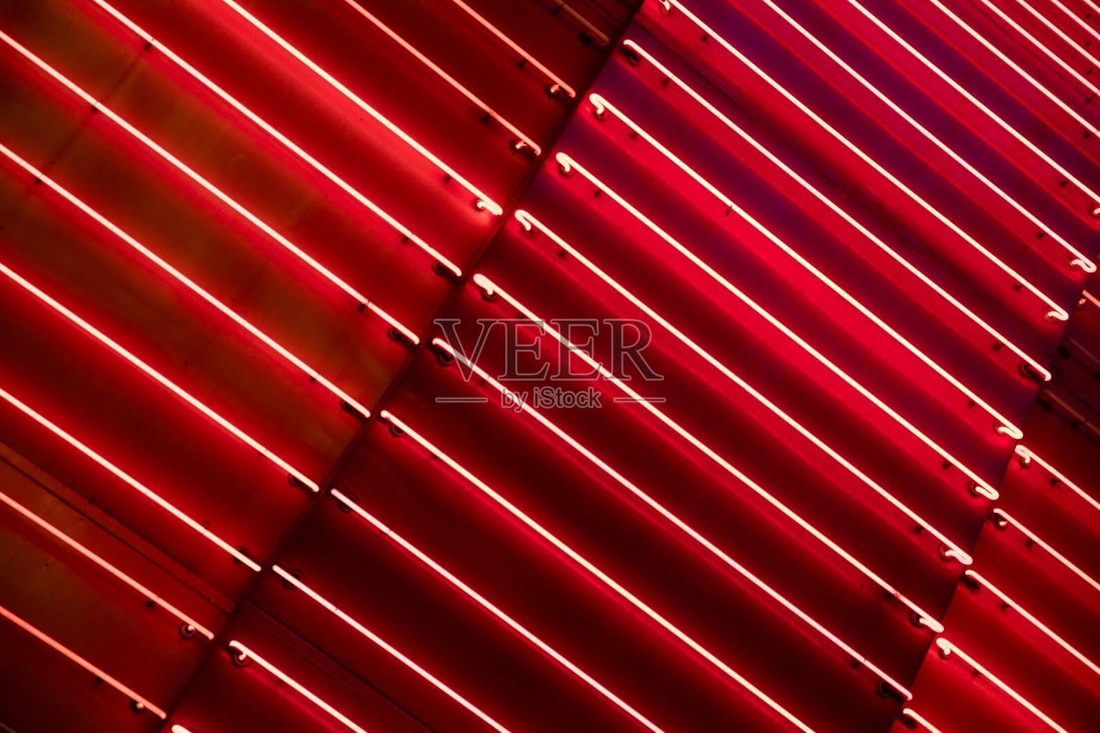 明亮的红色霓虹灯金属背景。照片摄影图片