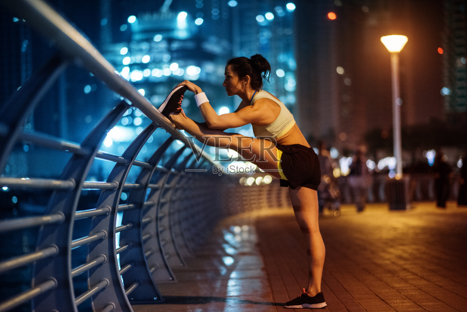 女性跑步者伸展腿照片摄影图片