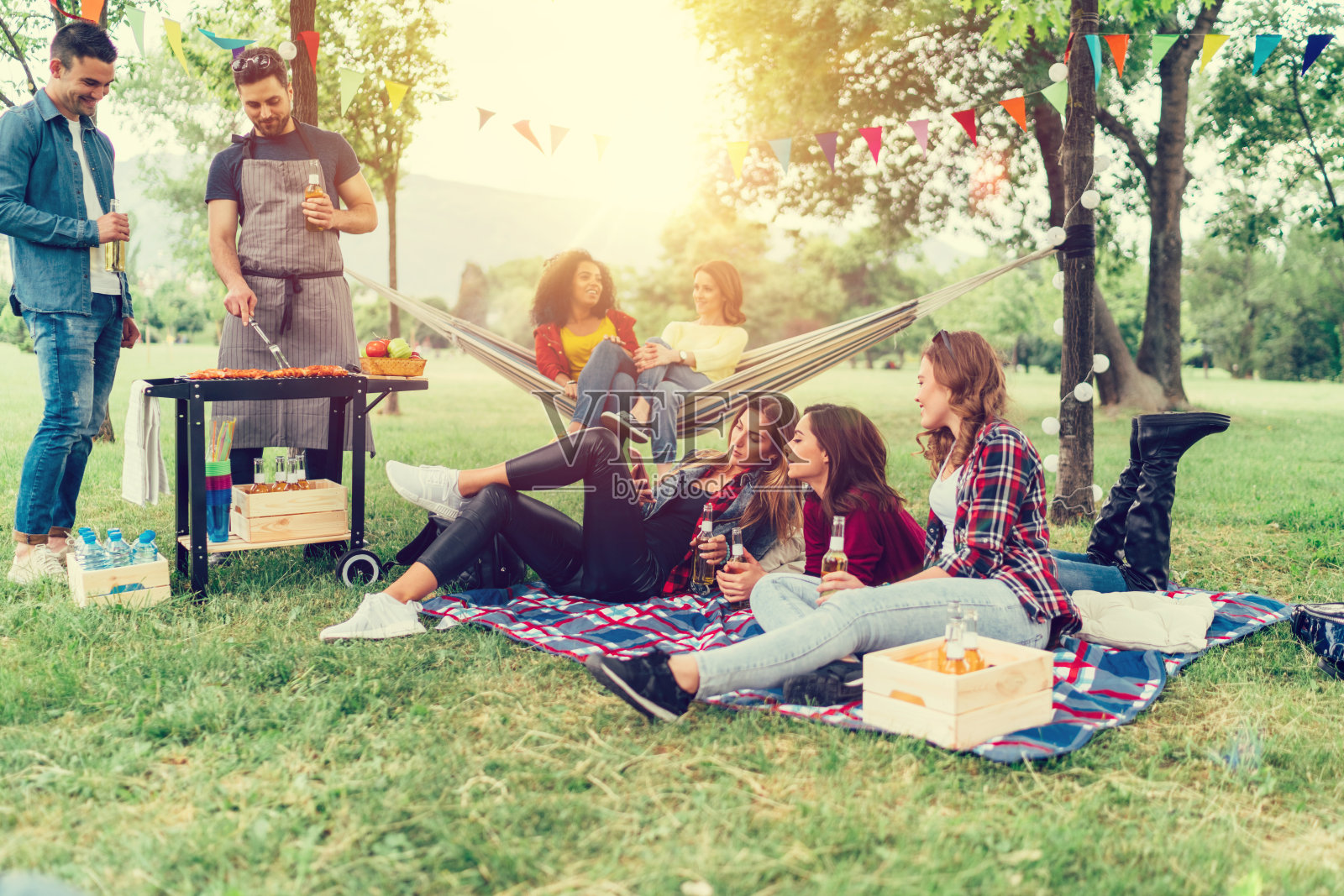 朋友们在公园里享受野餐和烧烤照片摄影图片