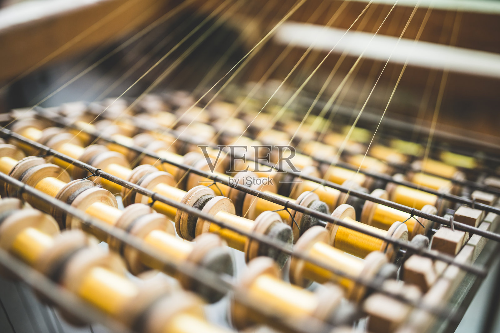 传统织布机在纺织辅料制造中的应用细节照片摄影图片
