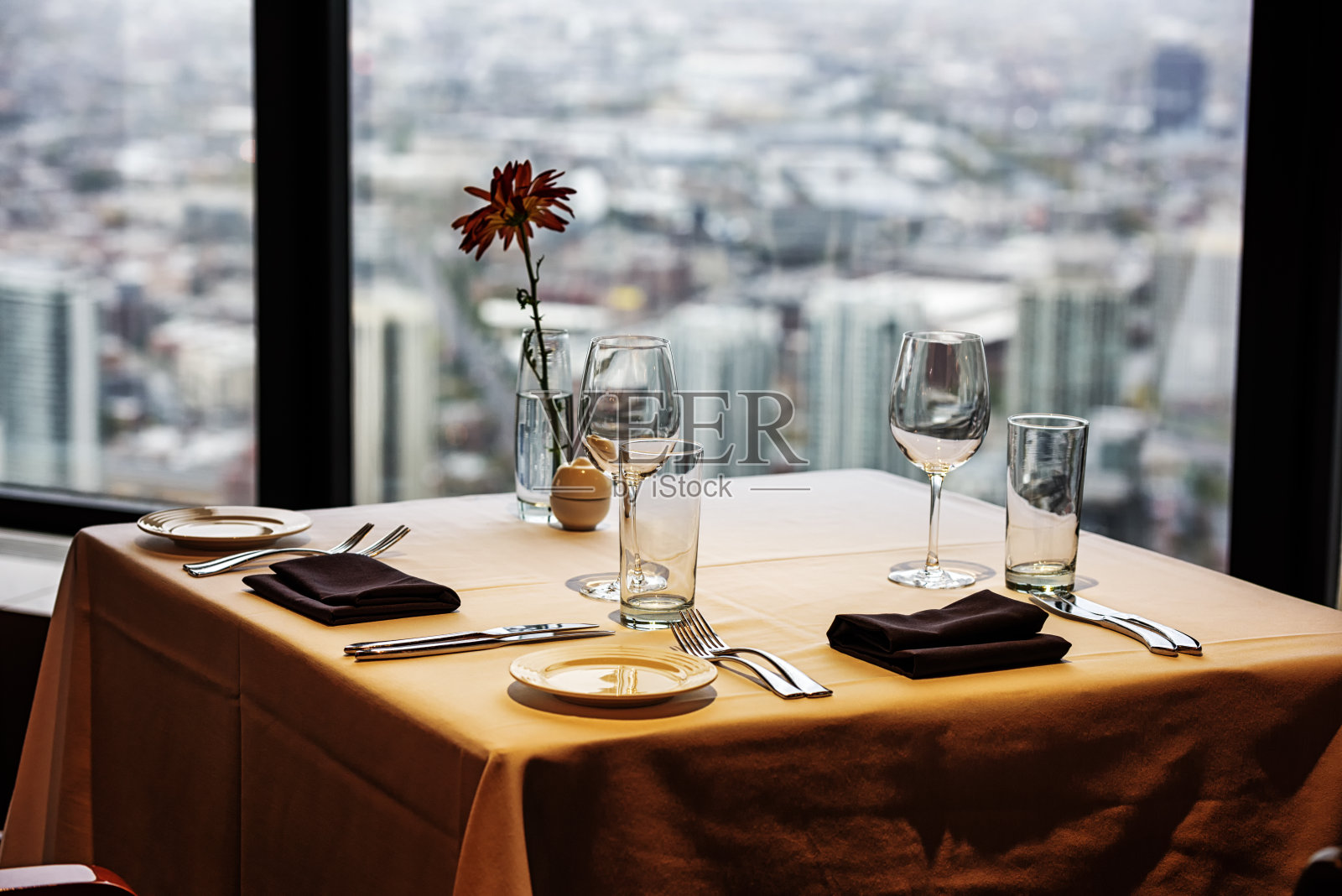 双人餐桌，可以看到摩天大楼照片摄影图片