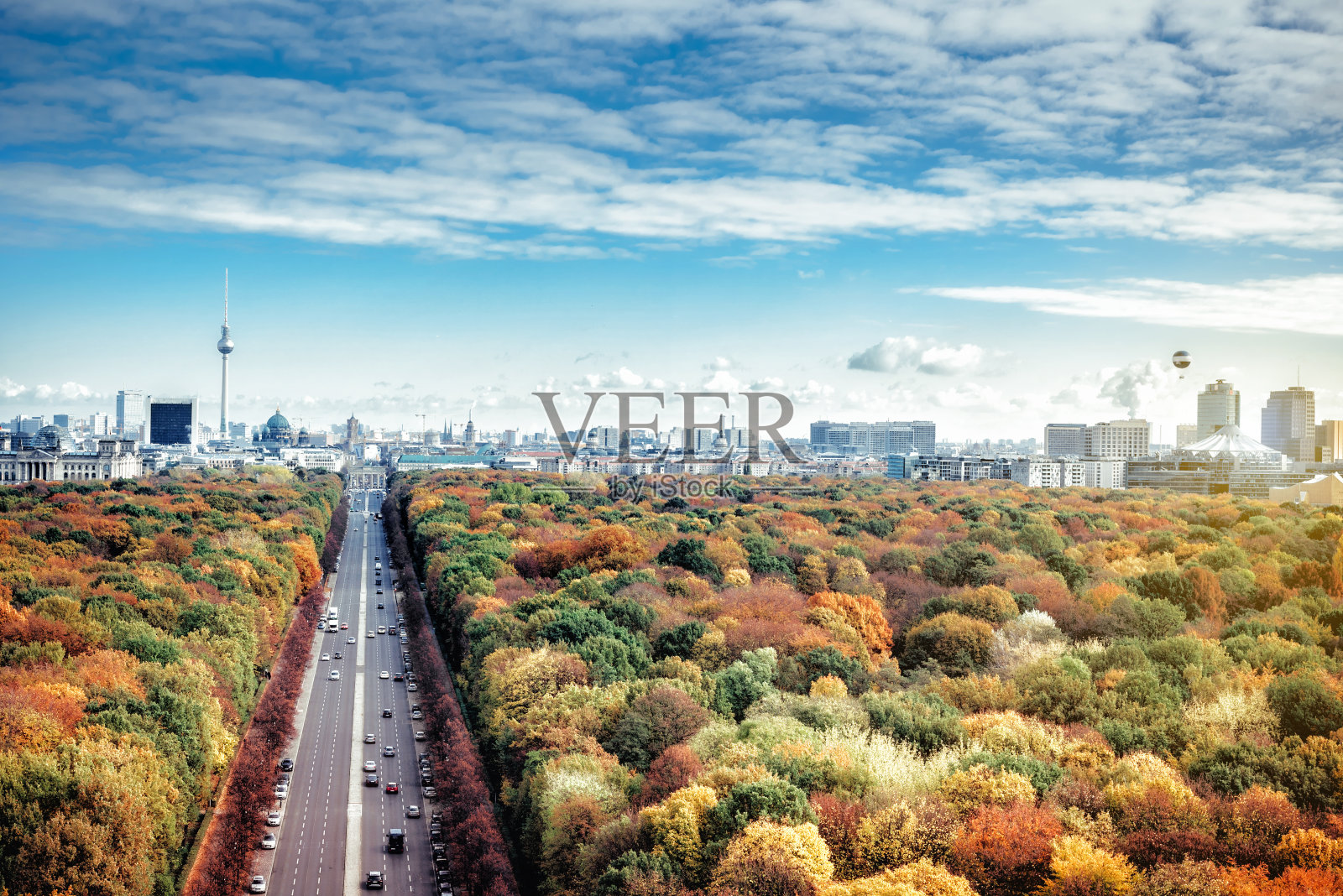 五颜六色的柏林天际线，电视塔，花园和波茨坦广场照片摄影图片