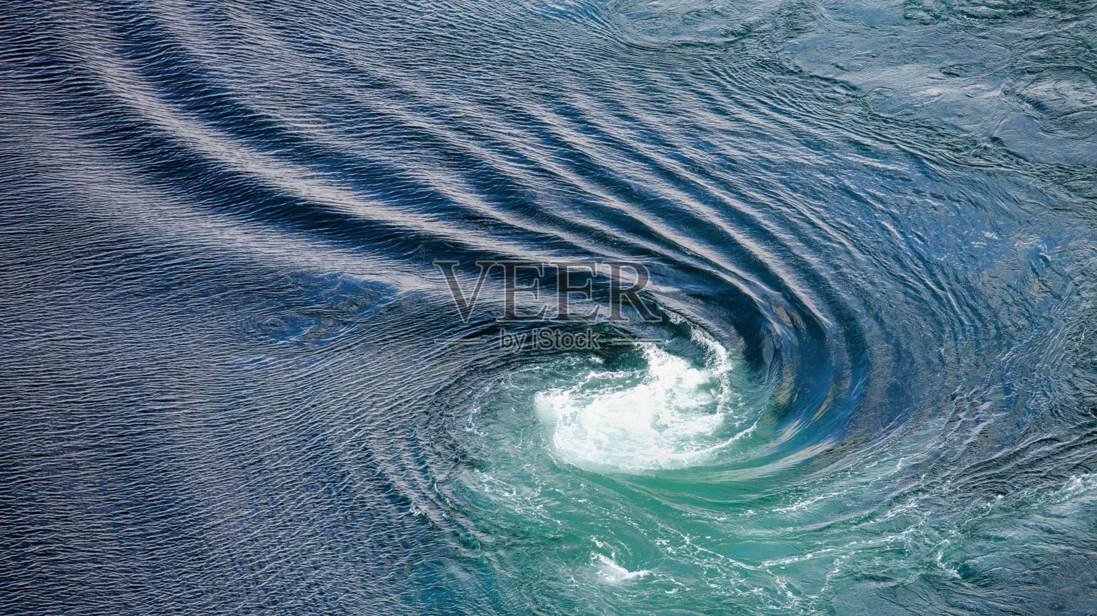 在挪威北部的盐湾，巨大的潮汐漩涡的鸟瞰图照片摄影图片