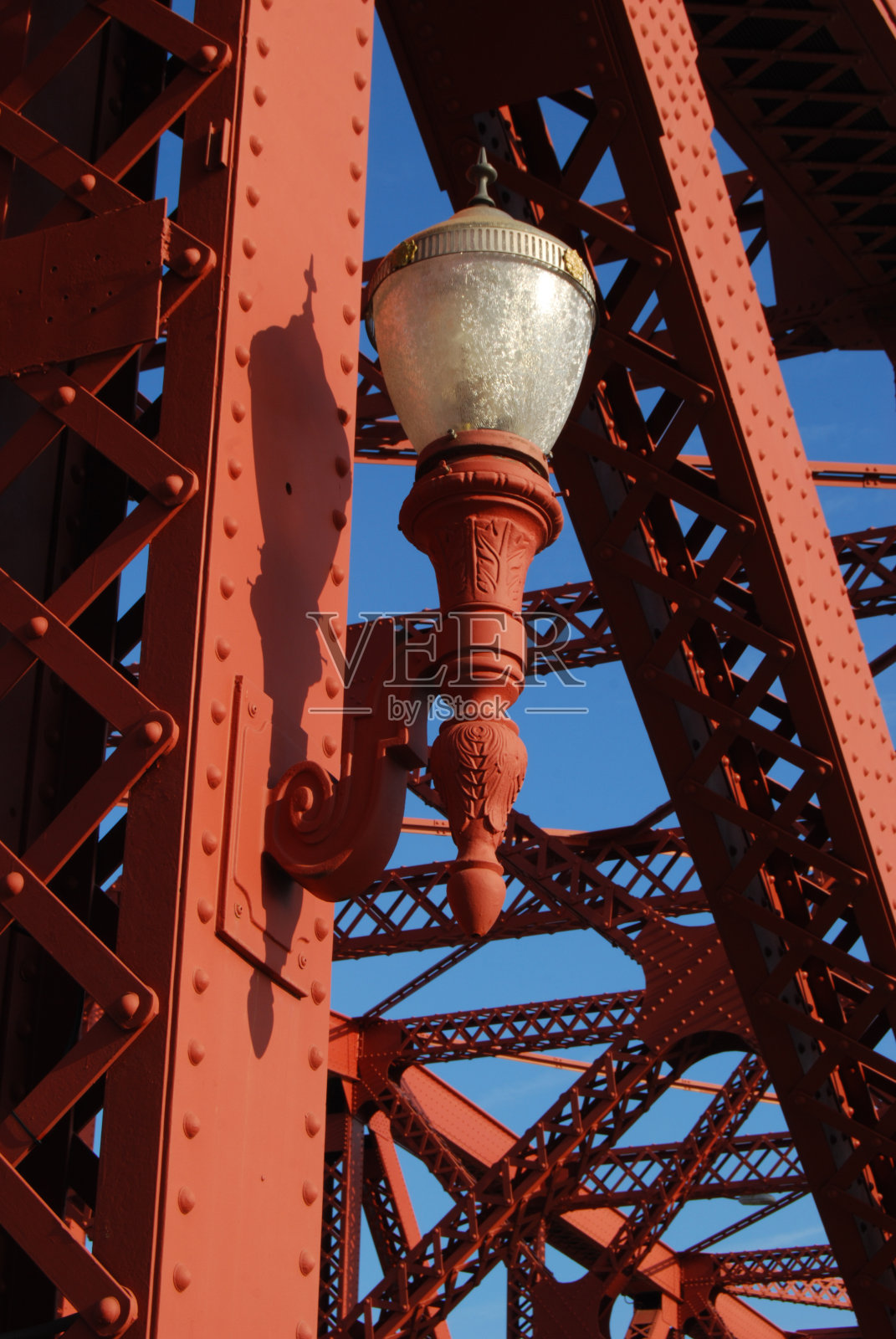 维多利亚时代红色铁桥上的装饰灯照片摄影图片
