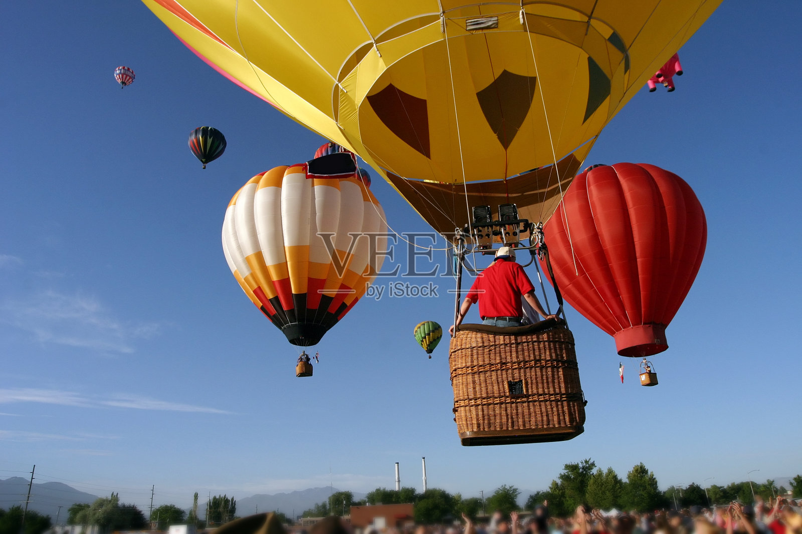 热气球飞过人群照片摄影图片