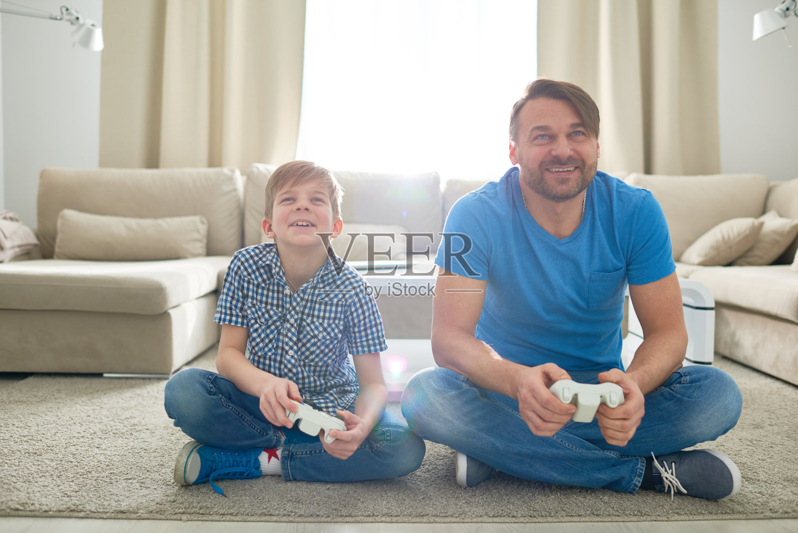 兴奋的父子在玩游戏机照片摄影图片