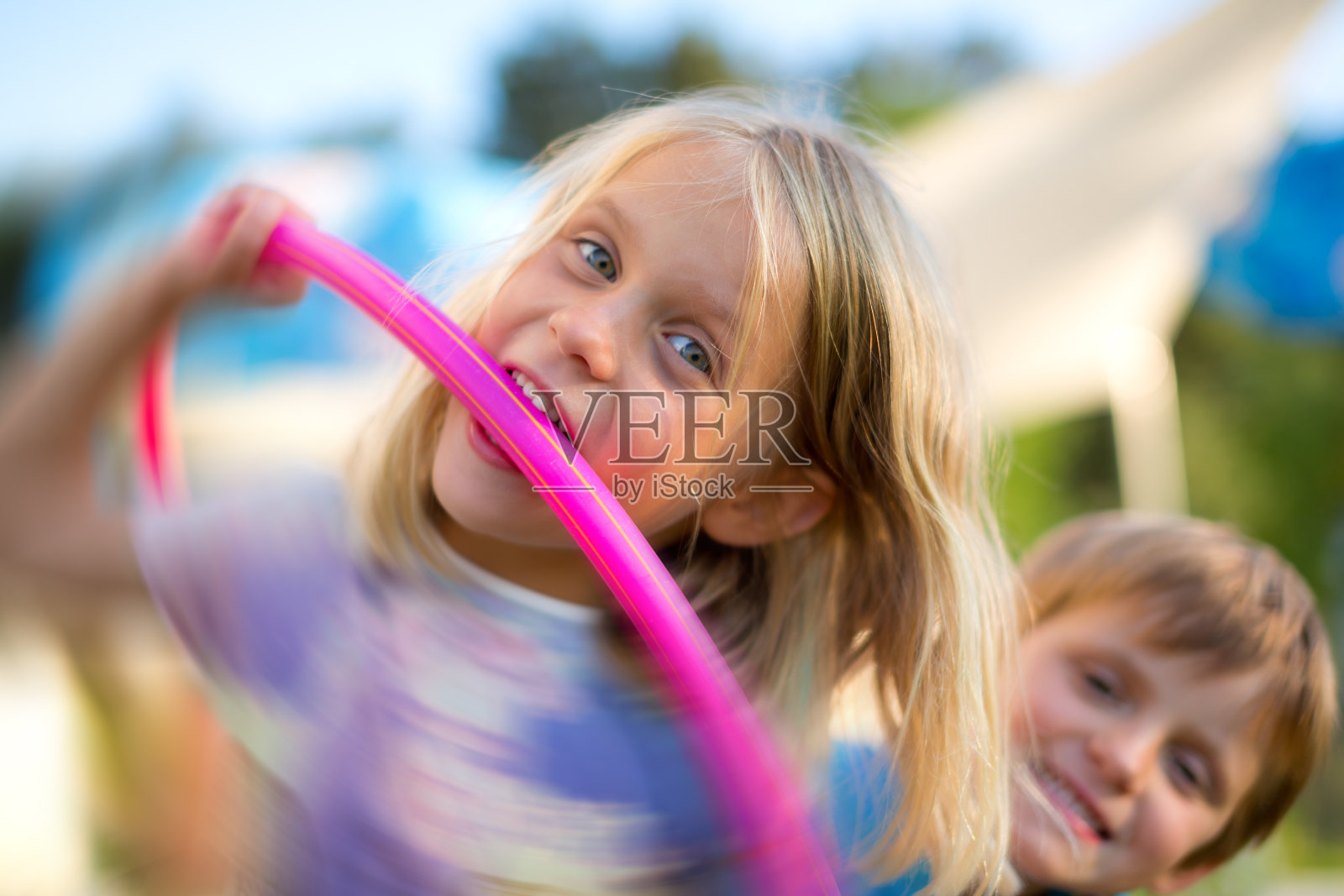 五岁小女孩玩呼啦圈玩得很开心照片摄影图片