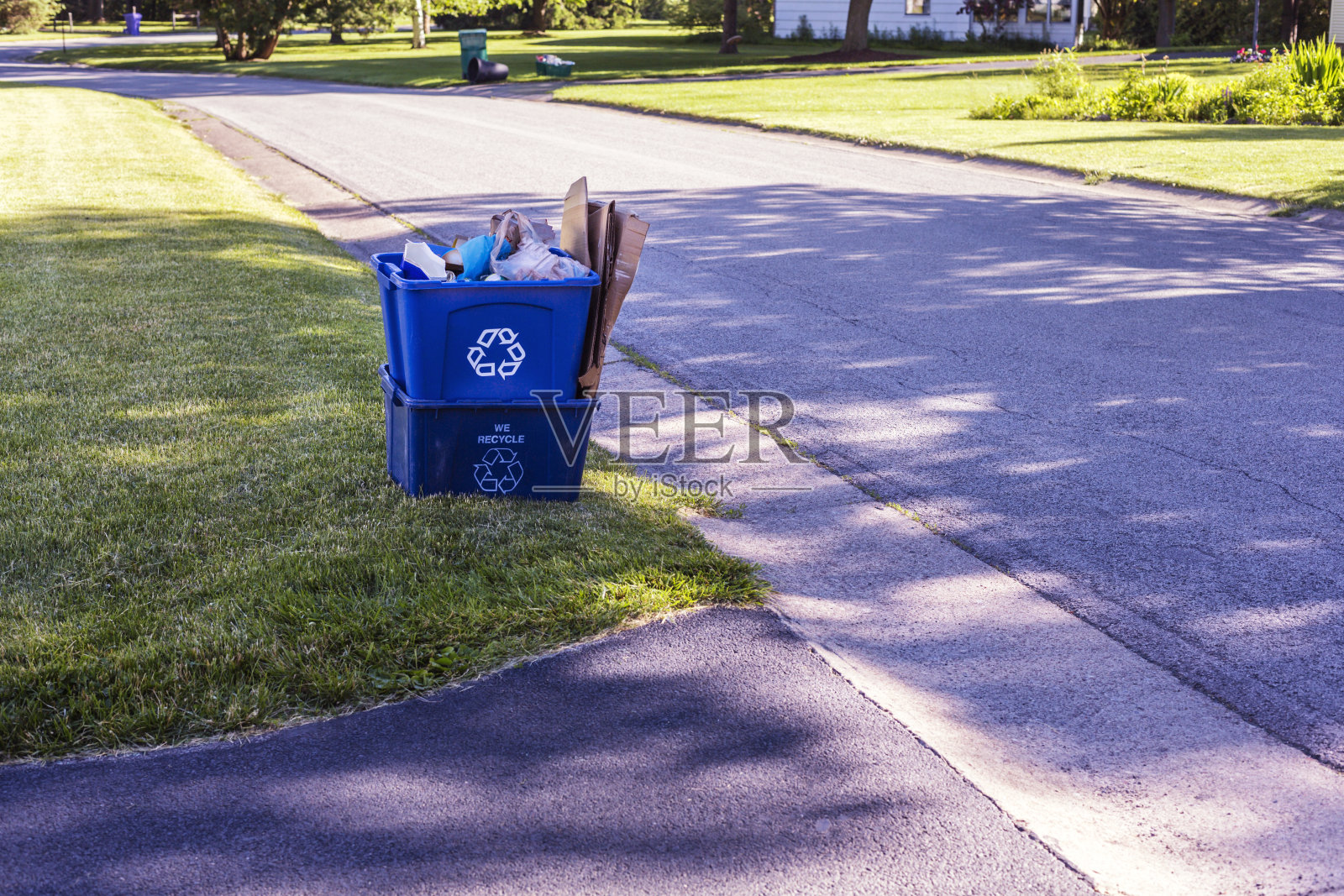 车道和十字路口的蓝色垃圾桶照片摄影图片