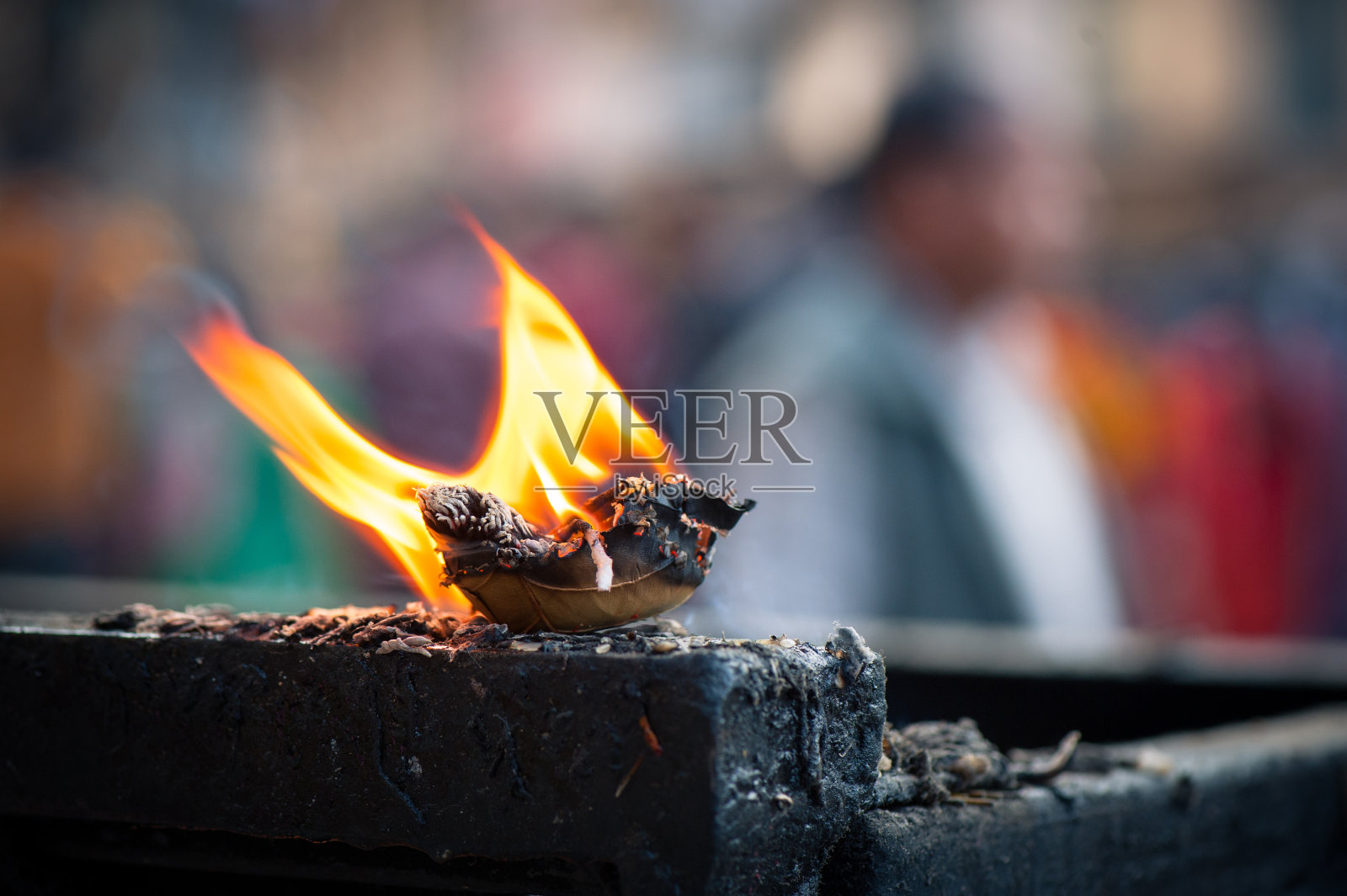尼泊尔加德满都佛教圣地燃烧的供品照片摄影图片