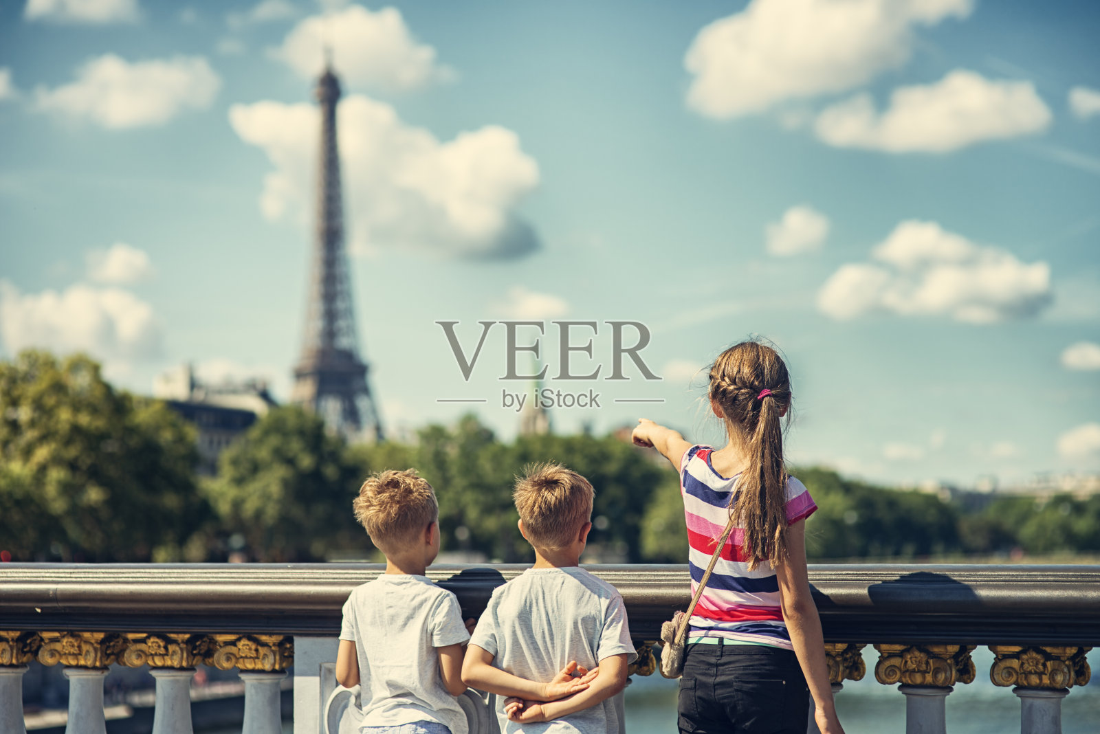 儿童游客游览巴黎照片摄影图片