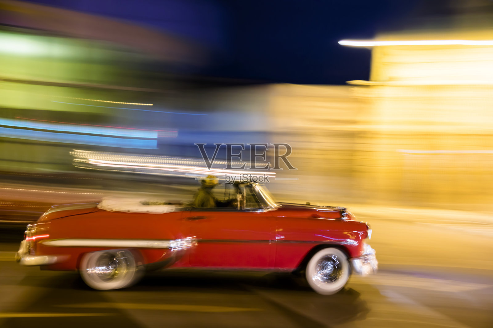 哈瓦那的美国老爷车夜间超速行驶照片摄影图片