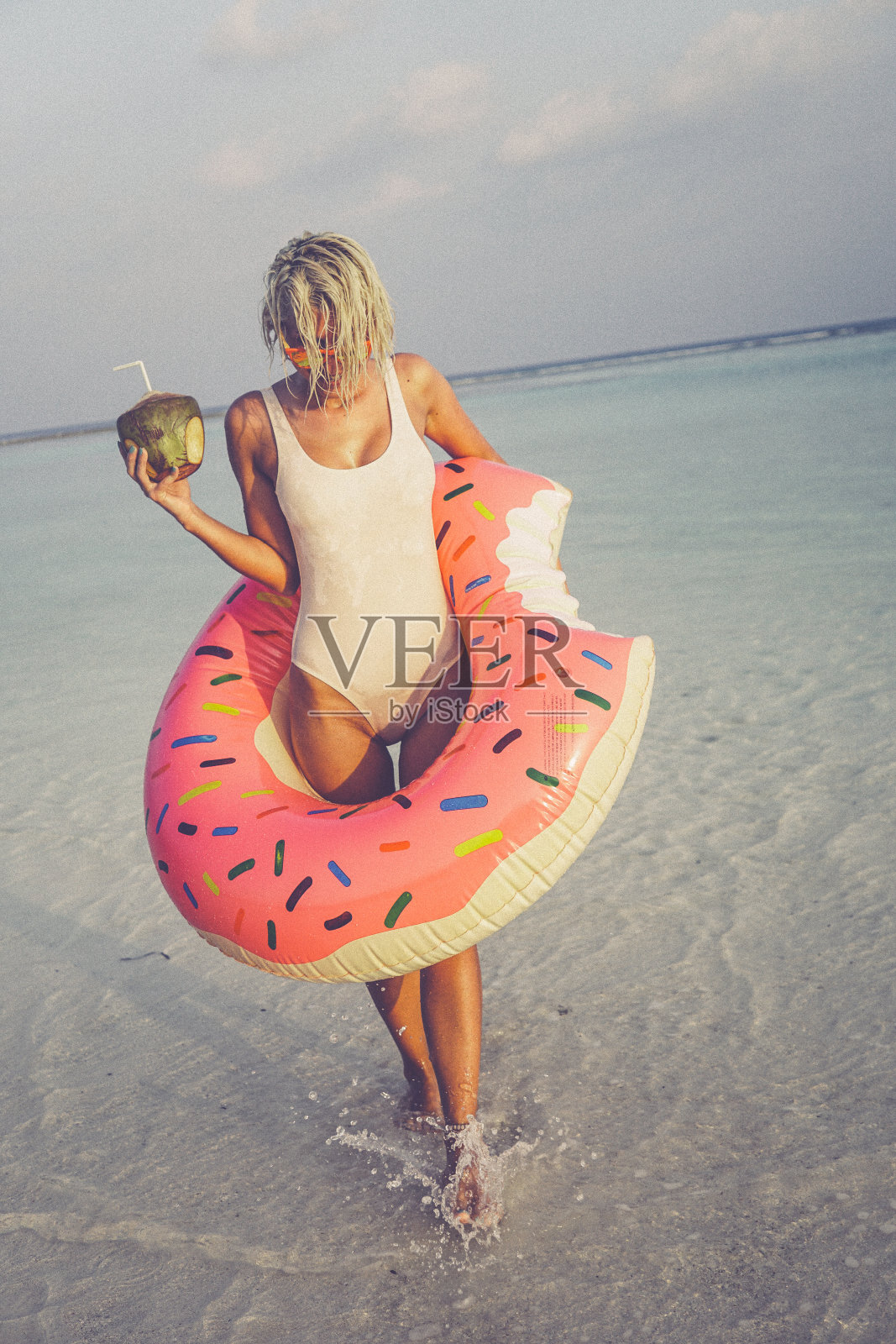 一个金发女孩在马尔代夫度假照片摄影图片
