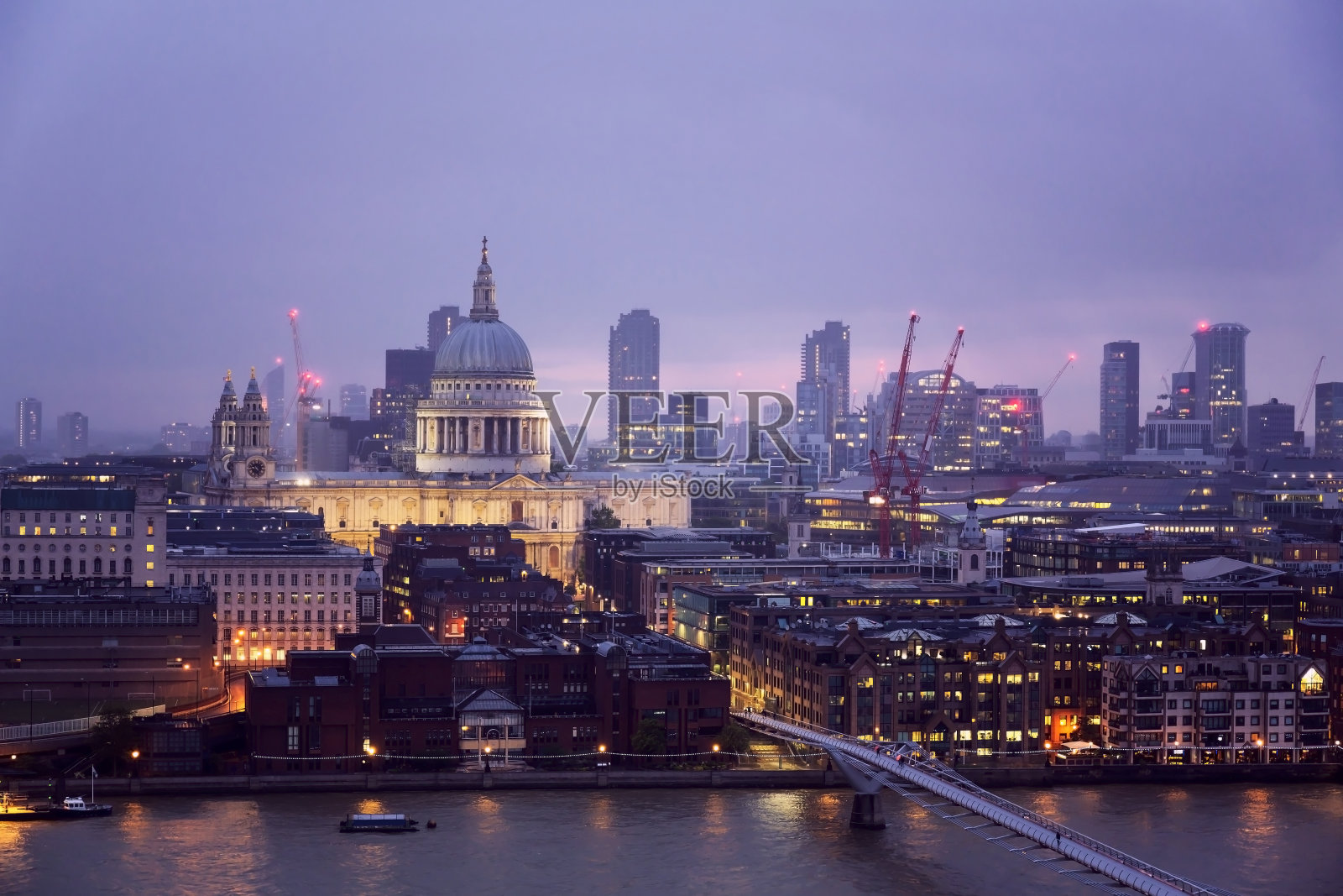 圣保罗大教堂和伦敦城晚上的鸟瞰图照片摄影图片