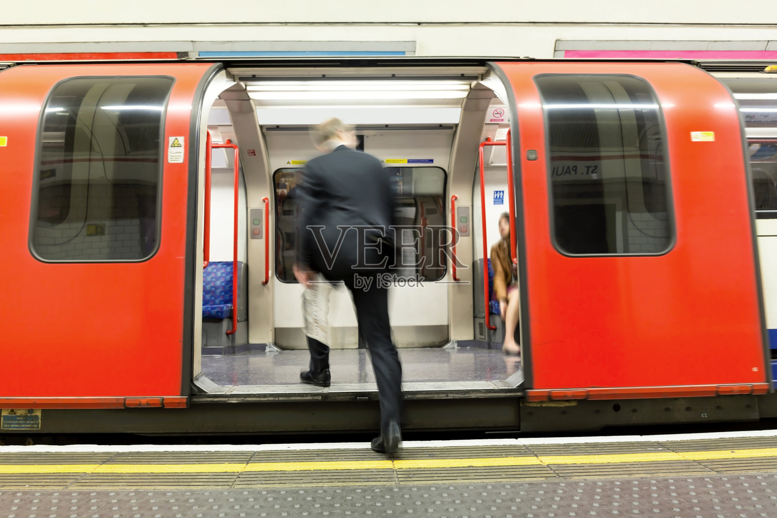 在伦敦登上地铁车厢的乘客照片摄影图片