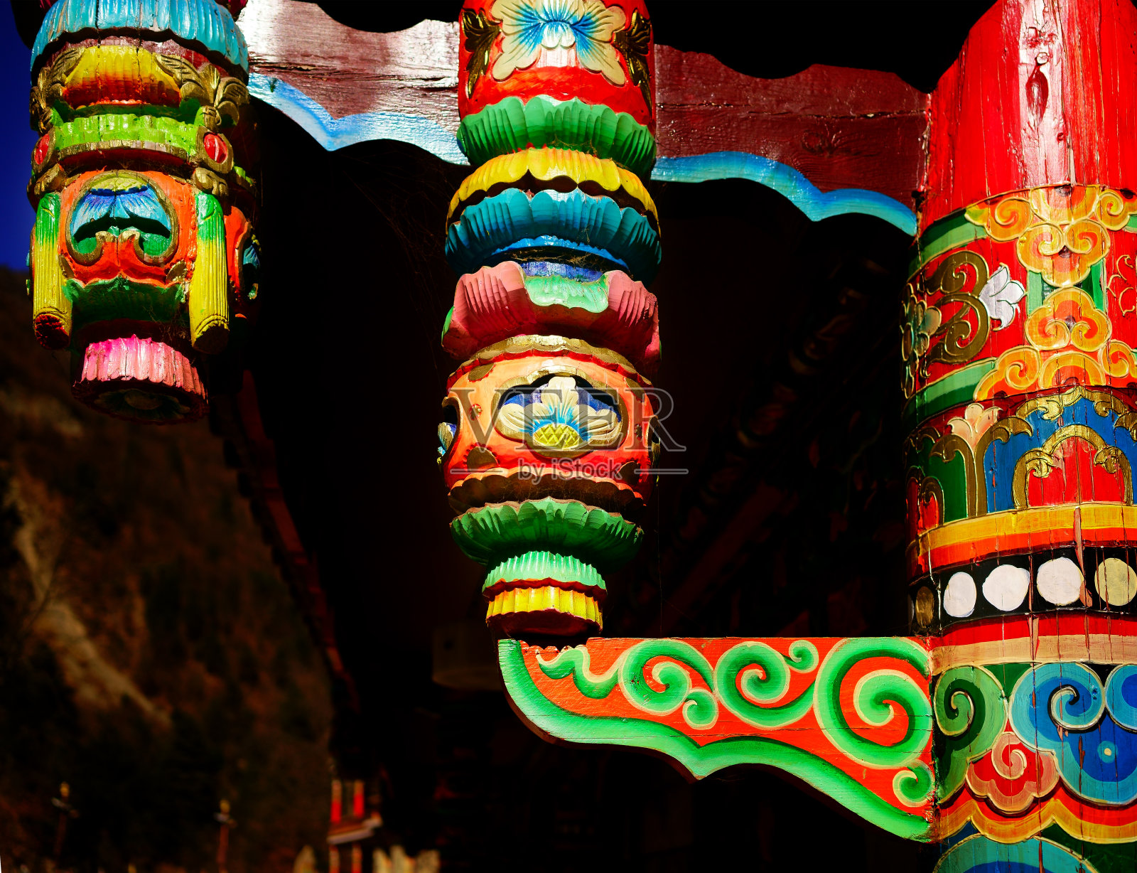 彩色墙壁，木雕，西藏照片摄影图片