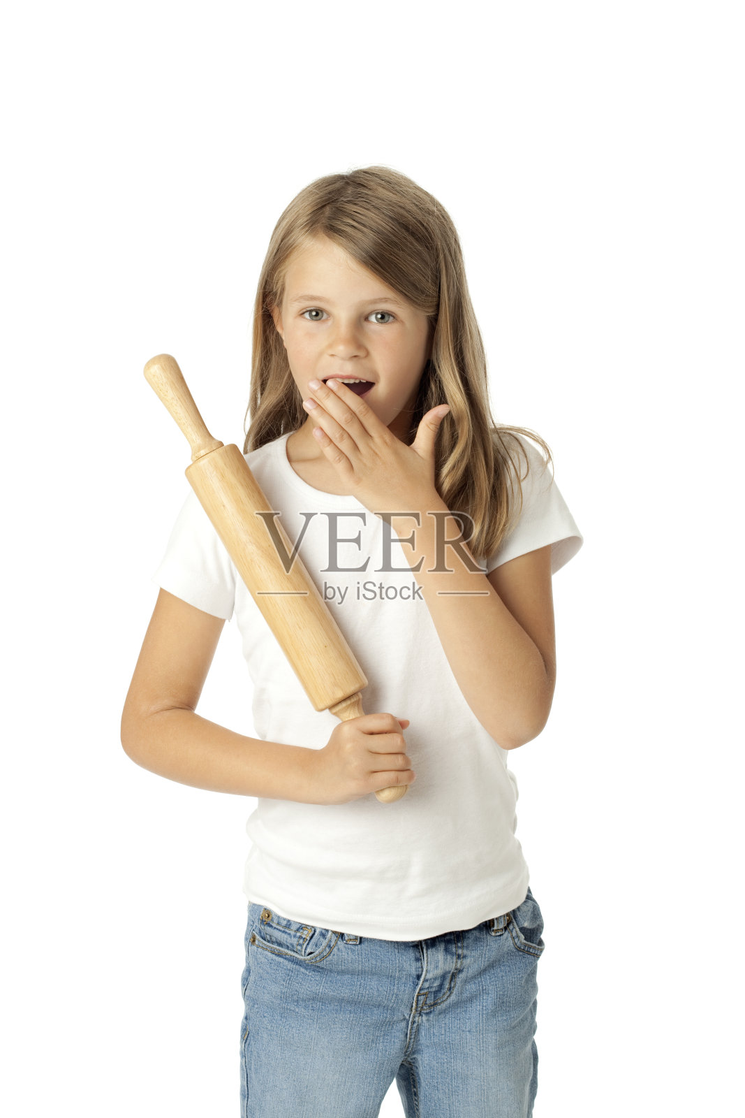 惊讶的年轻女孩与擀面杖。照片摄影图片