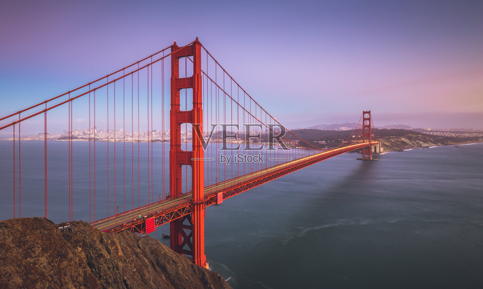 黄昏中的金门大桥，旧金山，加利福尼亚，美国照片摄影图片