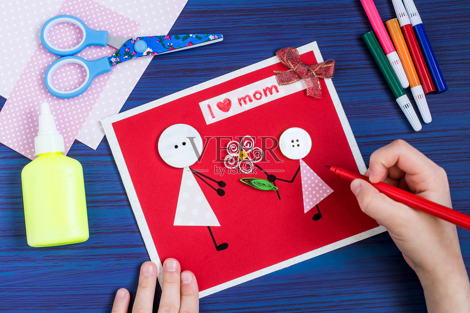 让孩子为母亲节制作一张贺卡。步骤6照片摄影图片