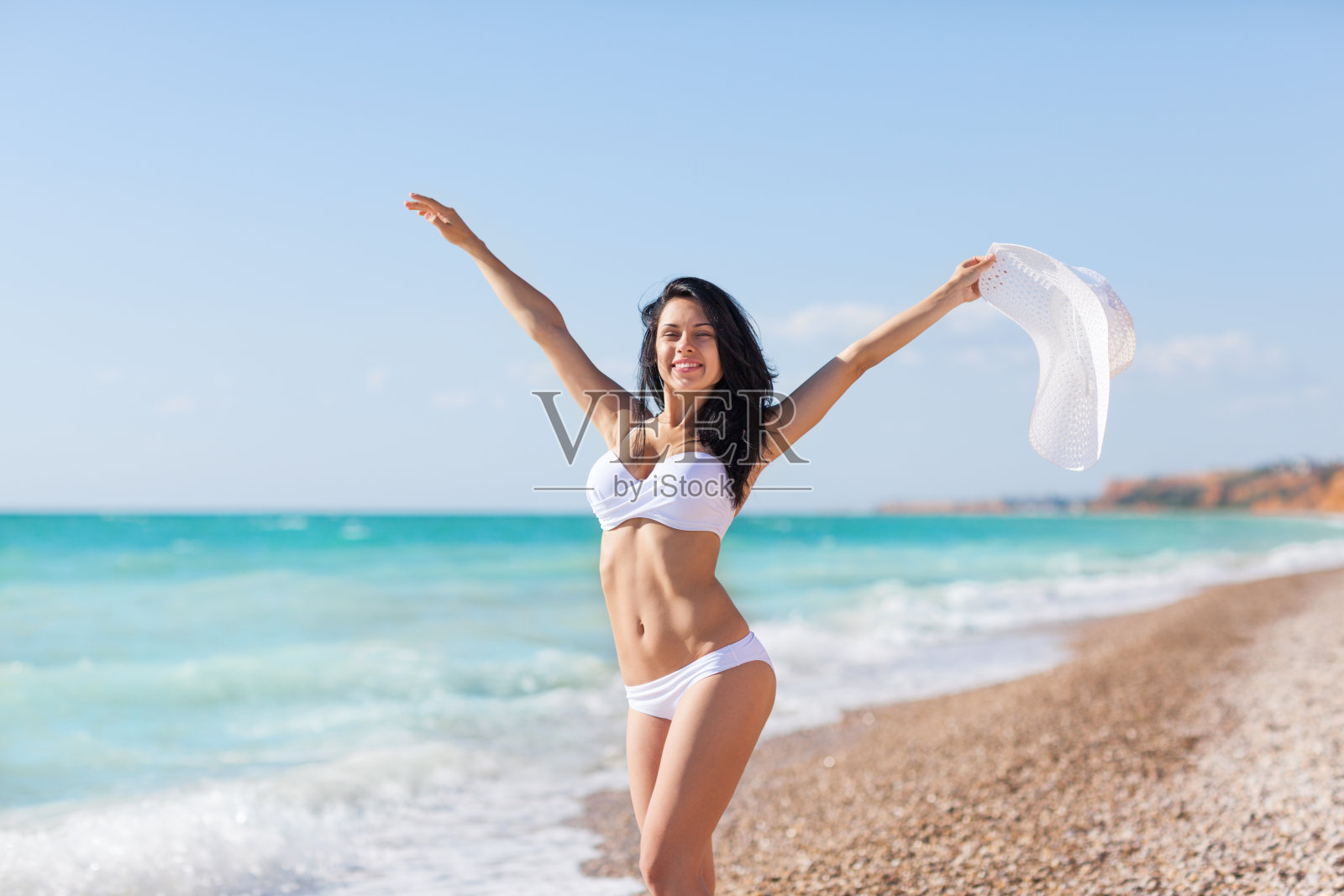 女人开心兴奋的笑在沙滩上照片摄影图片