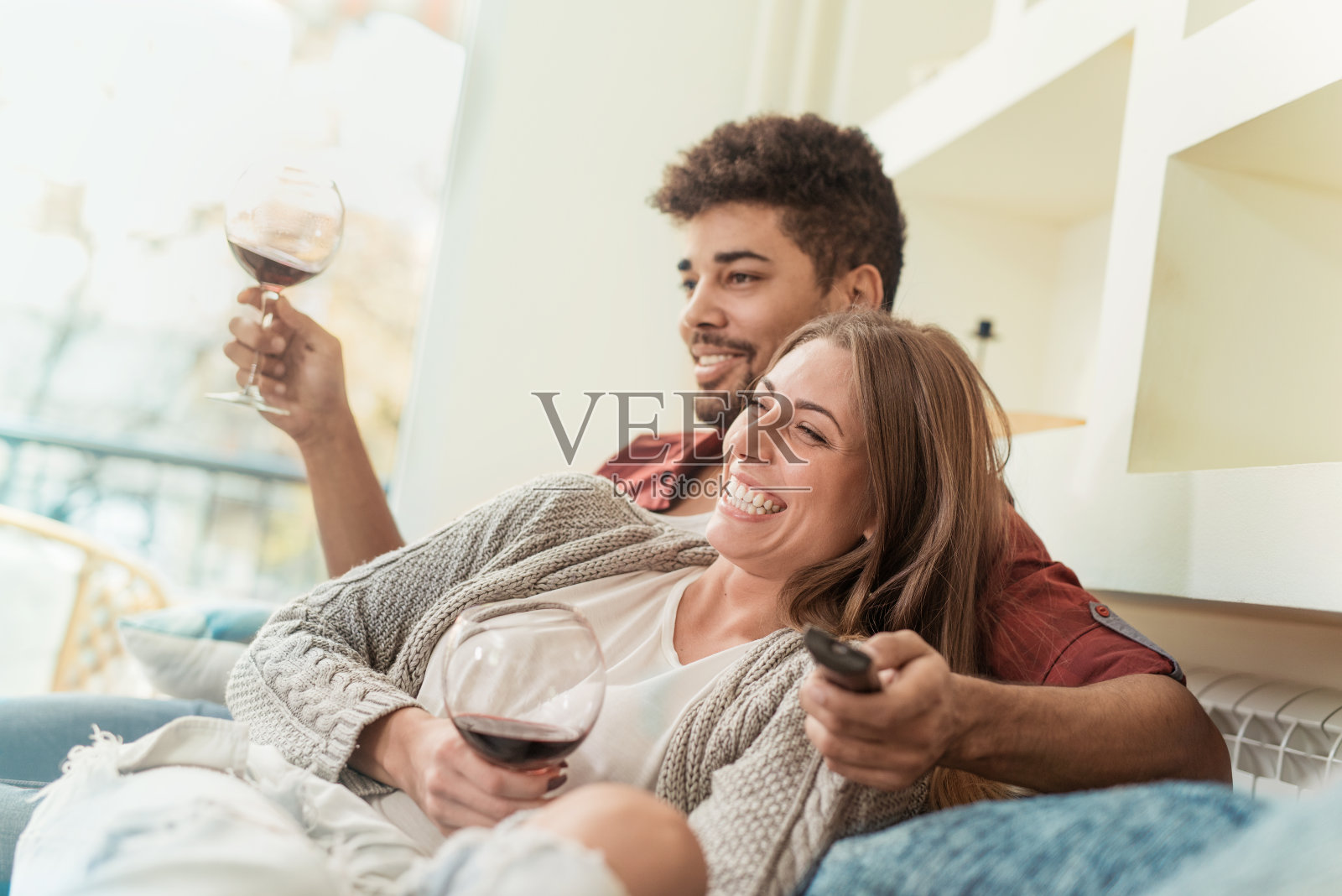 一个年轻夫妇在家里享受葡萄酒的特写照片摄影图片
