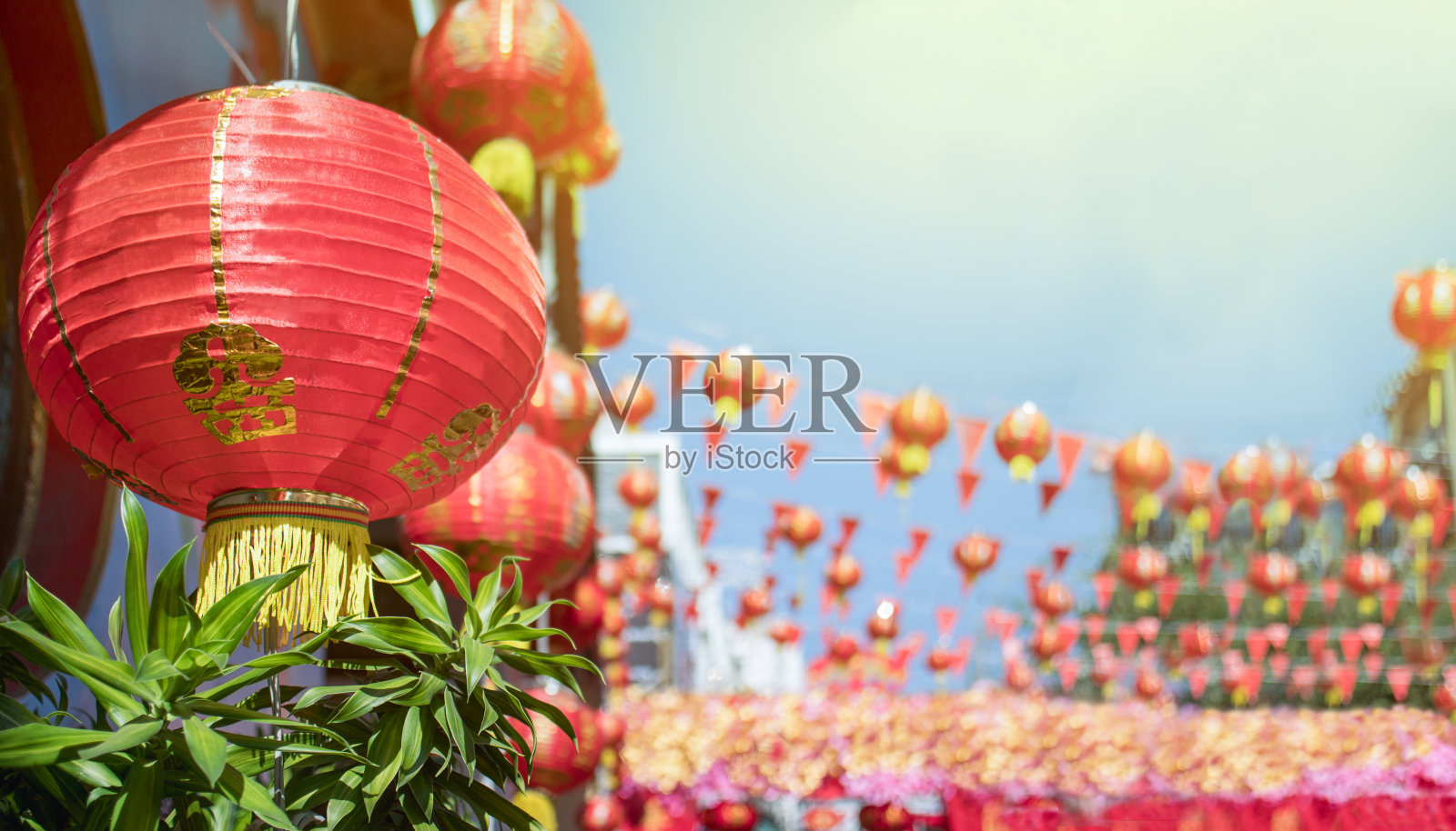 中国小镇的中国新年灯笼。照片摄影图片