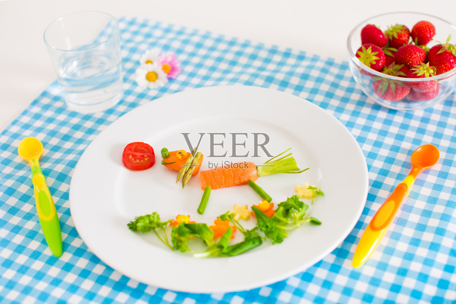 儿童健康午餐，蔬菜和水果作为动物照片摄影图片
